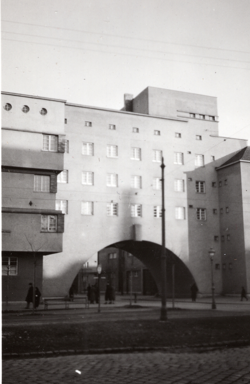 Austria, Vienna, a Karl-Marx-Hof részeként épült Heiligenstädter Strasse 84., az épület alatt a Halteraugasse fut át., 1934, Palotai Klára, modern architecture, Fortepan #131787