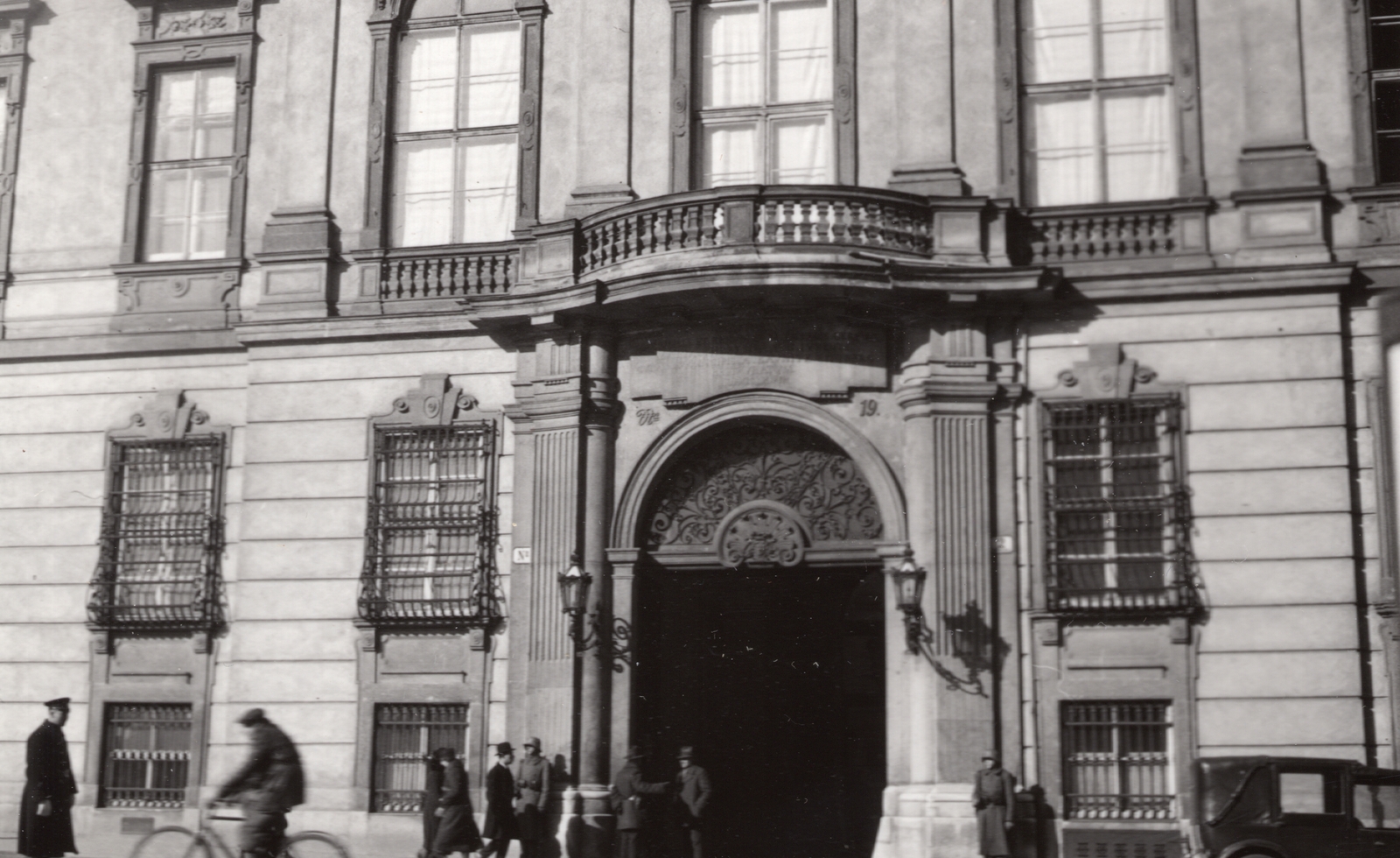 Austria, Vienna, Ballhausplatz 2., Szövetségi Kancellári Hivatal., 1938, Palotai Klára, guard, Anschluss, bicycle, Fortepan #131791