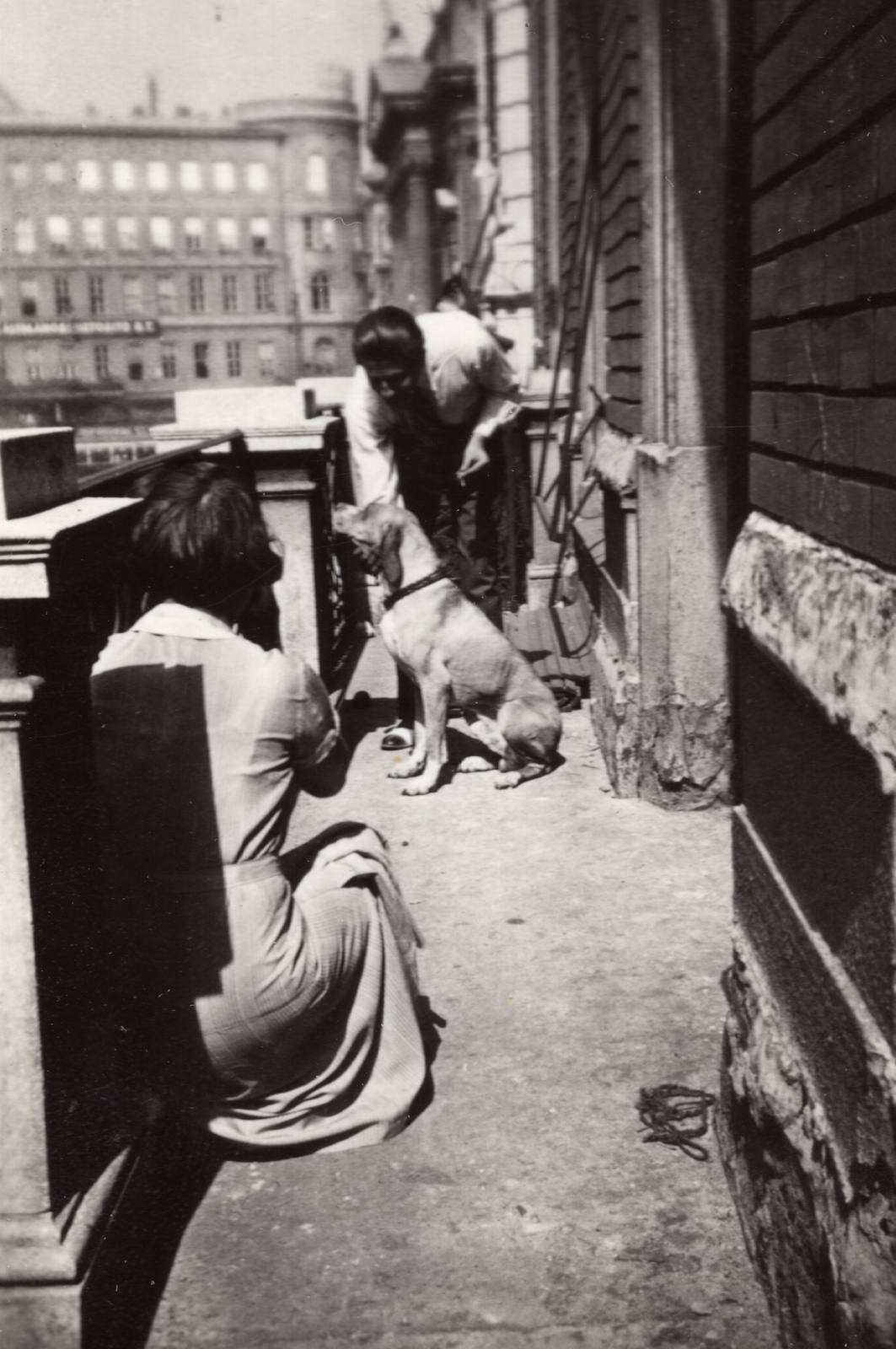 Hungary, Budapest VIII., a Somogyi Béla (Rökk Szilárd) utca 8. számú ház I. emeleti erkélye, a háttérben a Rákóczi út - Akácfa utca sarkán álló ház., 1932, Palotai Klára, Budapest, woman, balcony, man, house, dog, Fortepan #131801