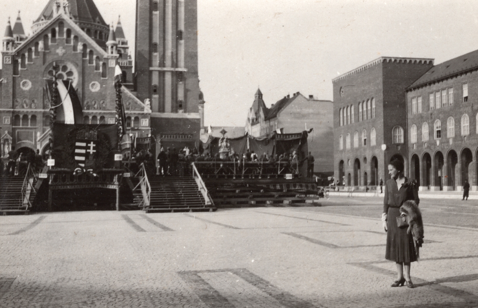 Hungary, Szeged, Dóm tér, szemben a Fogadalmi templom., 1932, Palotai Klára, flag, festive, crest, woman, Fortepan #131806