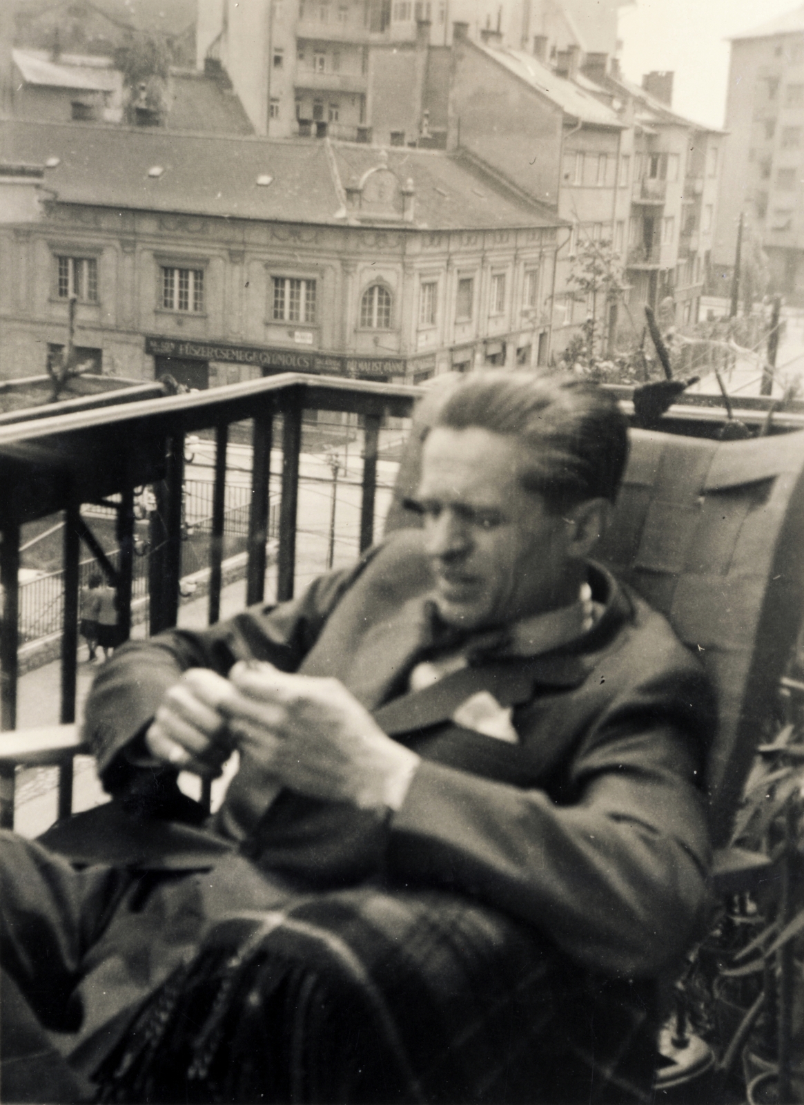 Hungary, Budapest XI., a Zsombolyai utca 11. számú ház erkélye a Kökörcsin utca felé nézve. Előtérben az Ulászló utca kereszteződése., 1939, Szepesfalvy Gábor, Budapest, Fortepan #131866