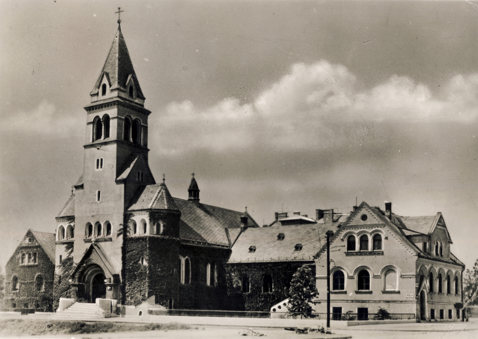 Hungary, Budapest XI., Magyari István (Biblia) utca a Kelenföldi Evangélikus Egyházközség temploma a Bocskai (Lenke) út felől nézve., 1939, Szepesfalvy Gábor, Budapest, Lutheranism, church, steeple, Fortepan #131867