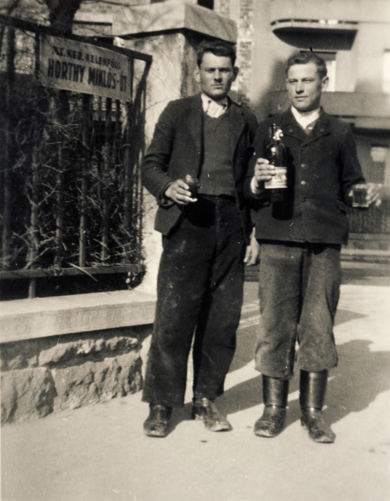 Magyarország, Budapest XI., Bartók Béla (Horthy Miklós) út 79. - Ulászló utca sarok., 1942, Szepesfalvy Gábor, Budapest, eltartott kisujj, Fortepan #131868