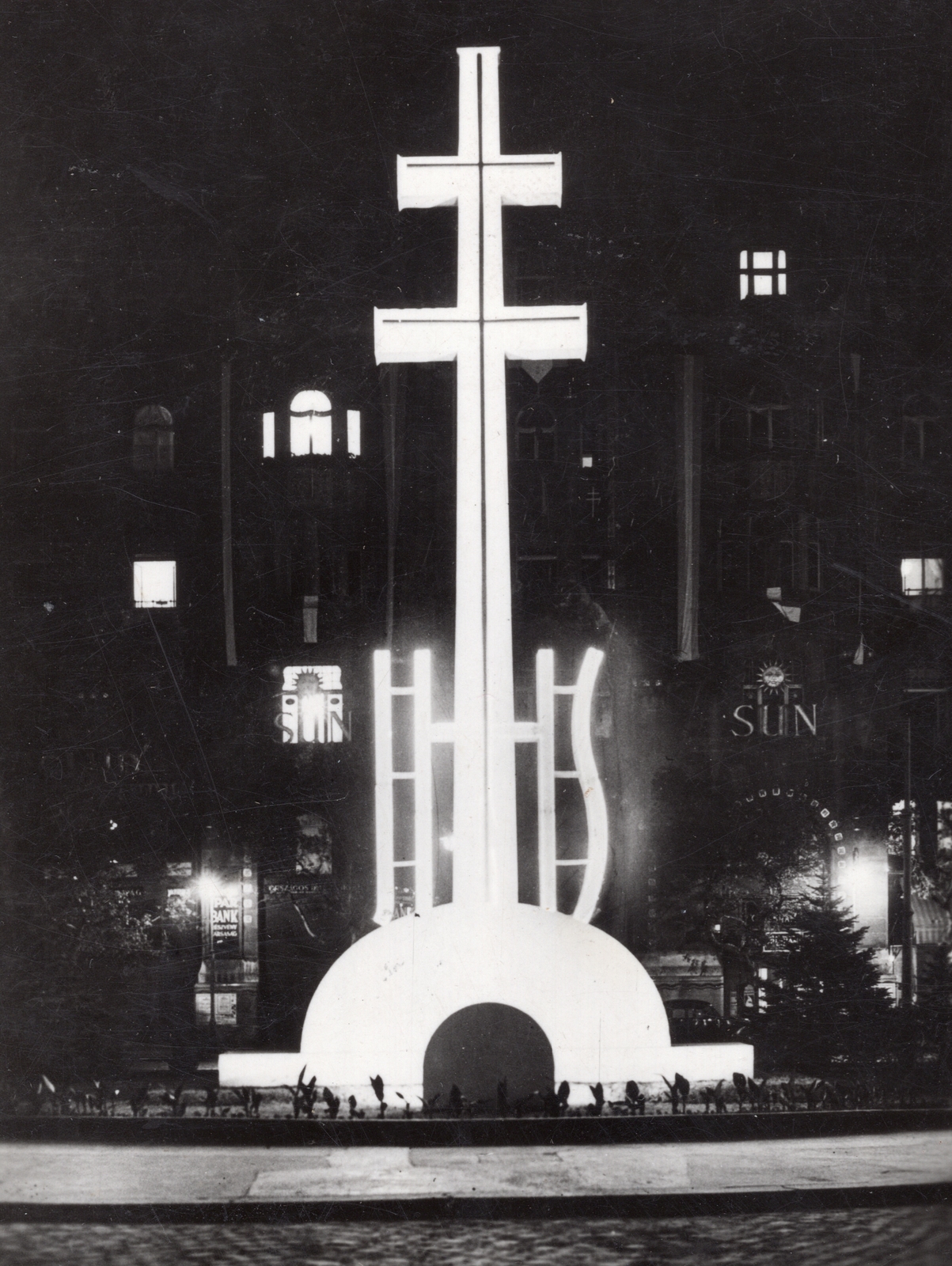 Hungary, Budapest V., Széchenyi István (Ferenc József) tér, háttérben a Gresham-palota. A felvétel az Eucharisztikus Világkongresszus idején készült., 1938, Új Ember hetilap, floodlighting, Budapest, Fortepan #131874