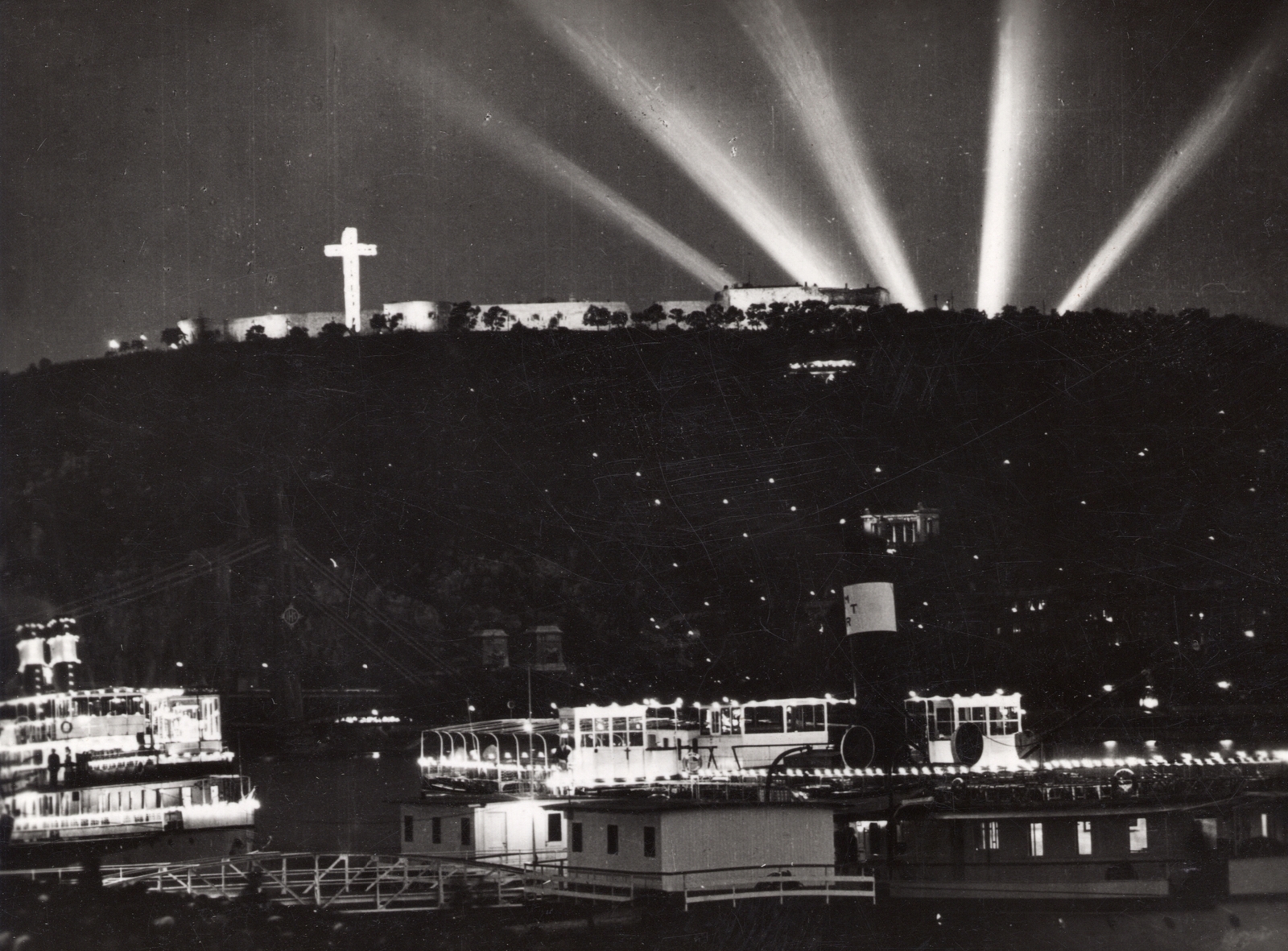 Hungary, Budapest V.,Budapest I., Vigadó téri hajóállomás, szemben a kivilágított Citadella az Eucharisztikus Világkongresszus idején., 1938, Új Ember hetilap, steamboat, floodlighting, Budapest, geometry, cross, Fortepan #131875