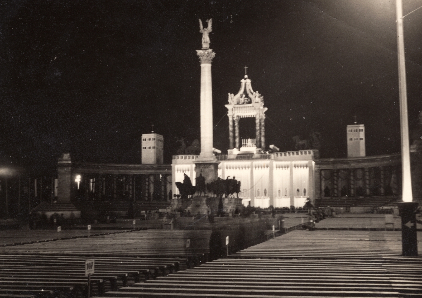 Hungary, Budapest XIV., Hősök tere, Eucharisztikus Világkongresszus., 1938, Új Ember hetilap, floodlighting, Budapest, Fortepan #131876