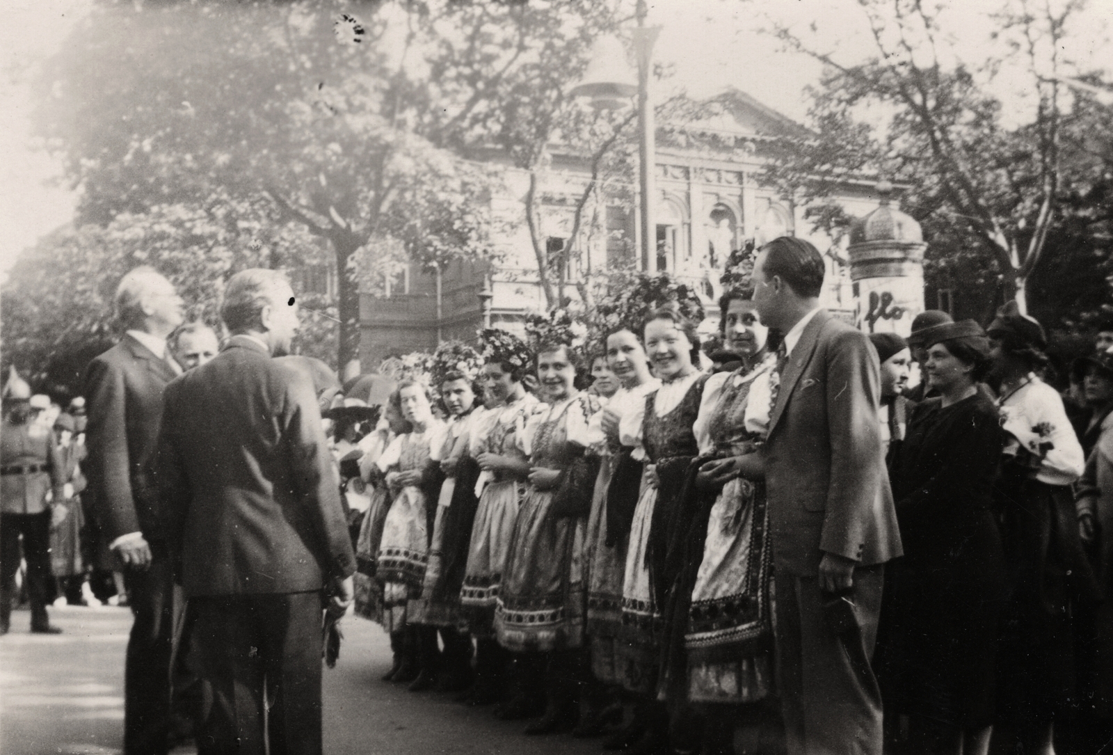 Magyarország, Budapest VI., Andrássy út a Munkácsy Mihály utca kereszteződésénél, háttérben az Andrássy út 109. A felvétel a Szent István évi ünnepi felvonulás alkalmával készült., 1938, Új Ember hetilap, népviselet, viselet, Budapest, Fortepan #131880