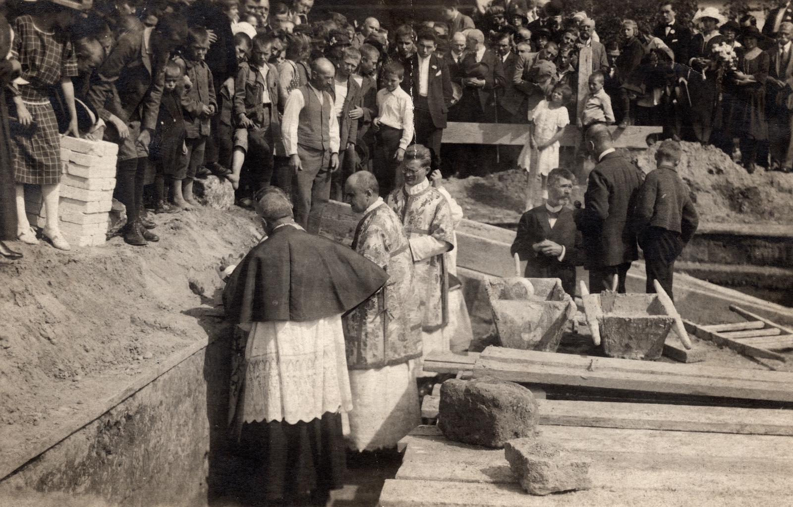 1932, Új Ember hetilap, priest, construction, Fortepan #131885
