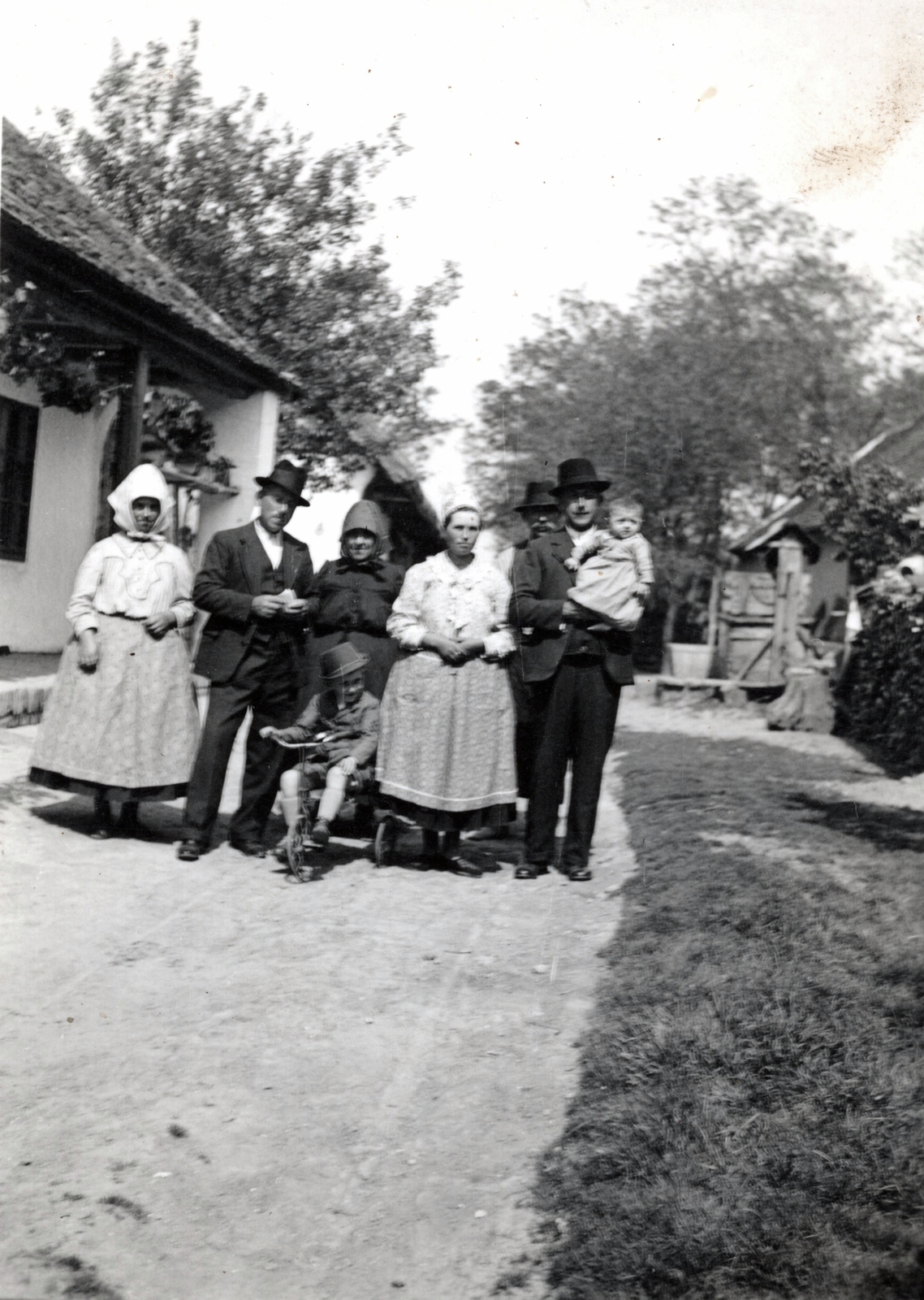 Magyarország, Attala, 1942, Vámos Eszter, tricikli, népviselet, paraszt, gyerek, Fortepan #131901