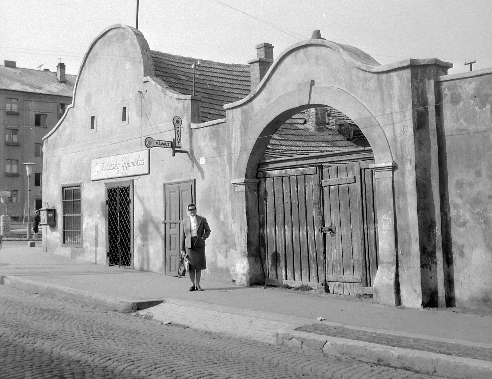 Hungary, Várpalota, Kossuth utca - Fehérvári út (8-as út) sarok., 1963, Gyöngyi, gate, MÁVAUT-organisation, bus stop, letter box, store display, curb, Fortepan #13191