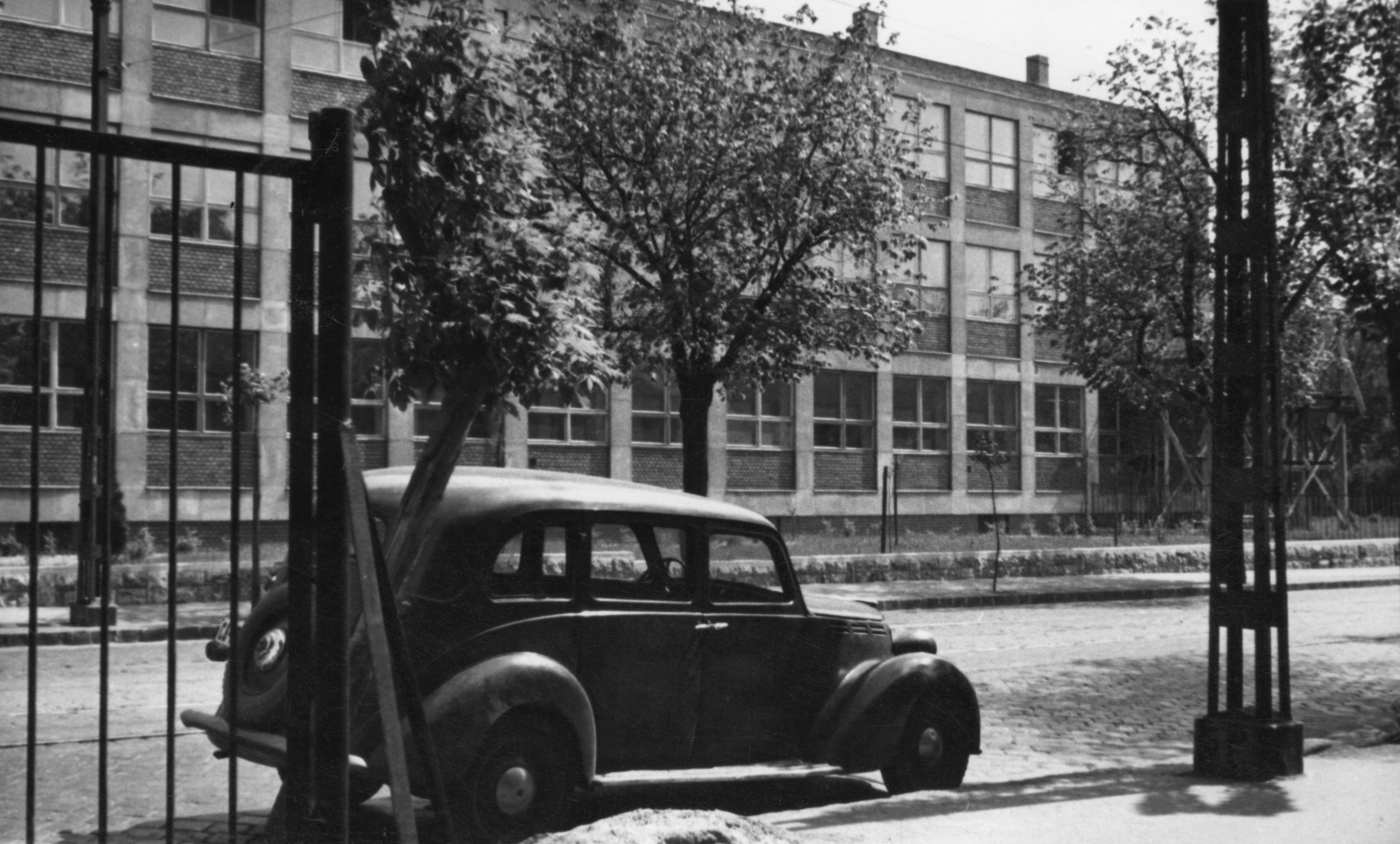 Hungary, Budapest XIV., Erzsébet királyné útja, általános iskola a Róna utca sarkán., 1956, Samodai József Zuglói Helytörténeti Műhely, Budapest, automobile, Fortepan #131925