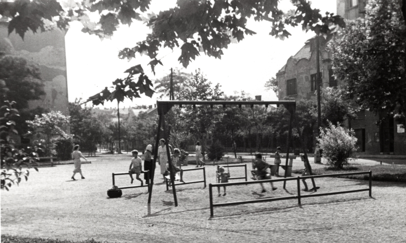 Hungary, Budapest XIV., játszótér a Thököly út és Bosnyák utca talákozásánál., 1952, Samodai József Zuglói Helytörténeti Műhely, swing, genre painting, Budapest, Fortepan #131936