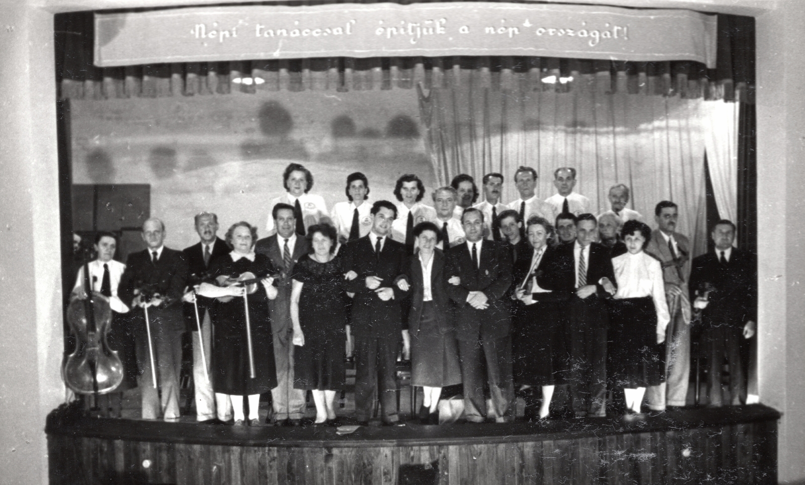 Hungary, Budapest XIV., Thököly út 164., a Fővárosi Villamosvasút Kultúrháza. Hangverseny a XIV. kerületi Tanács rendezésében., 1954, Samodai József Zuglói Helytörténeti Műhely, Budapest, slogan, music, stage, choir, classical music, Fortepan #131953