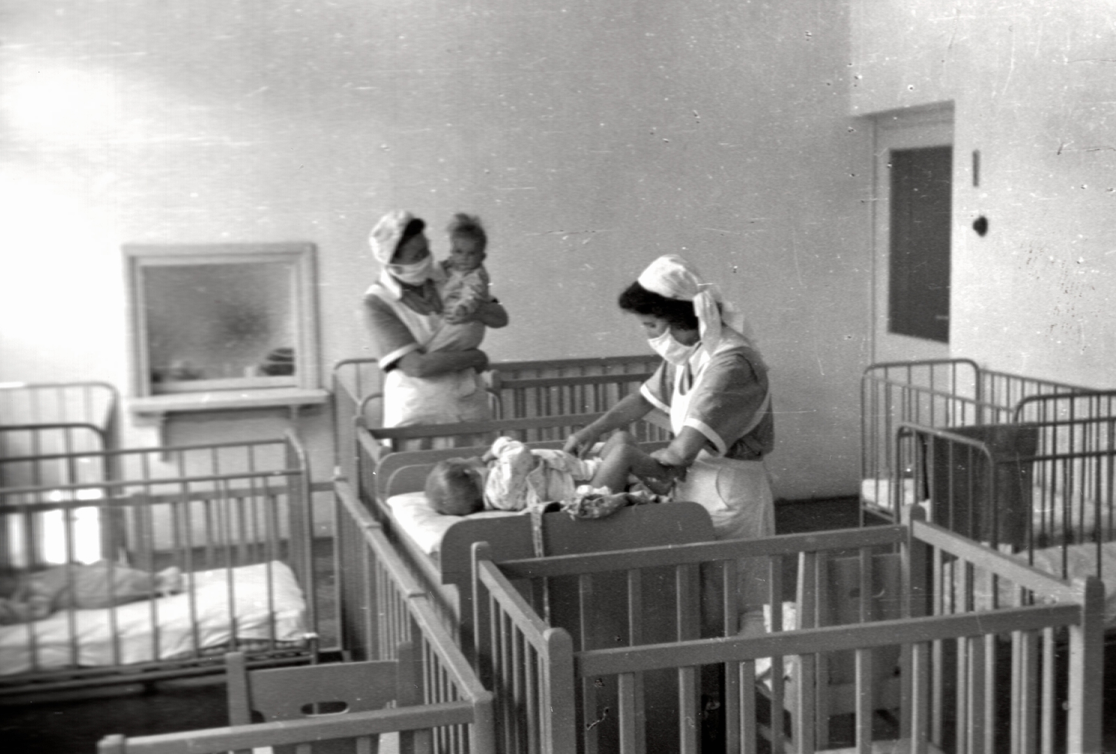 Hungary, Budapest XIV., Csantavér köz 9-11., bölcsöde., 1954, Samodai József Zuglói Helytörténeti Műhely, Budapest, newborn, changing table, surgical mask, kids beds, Fortepan #131955