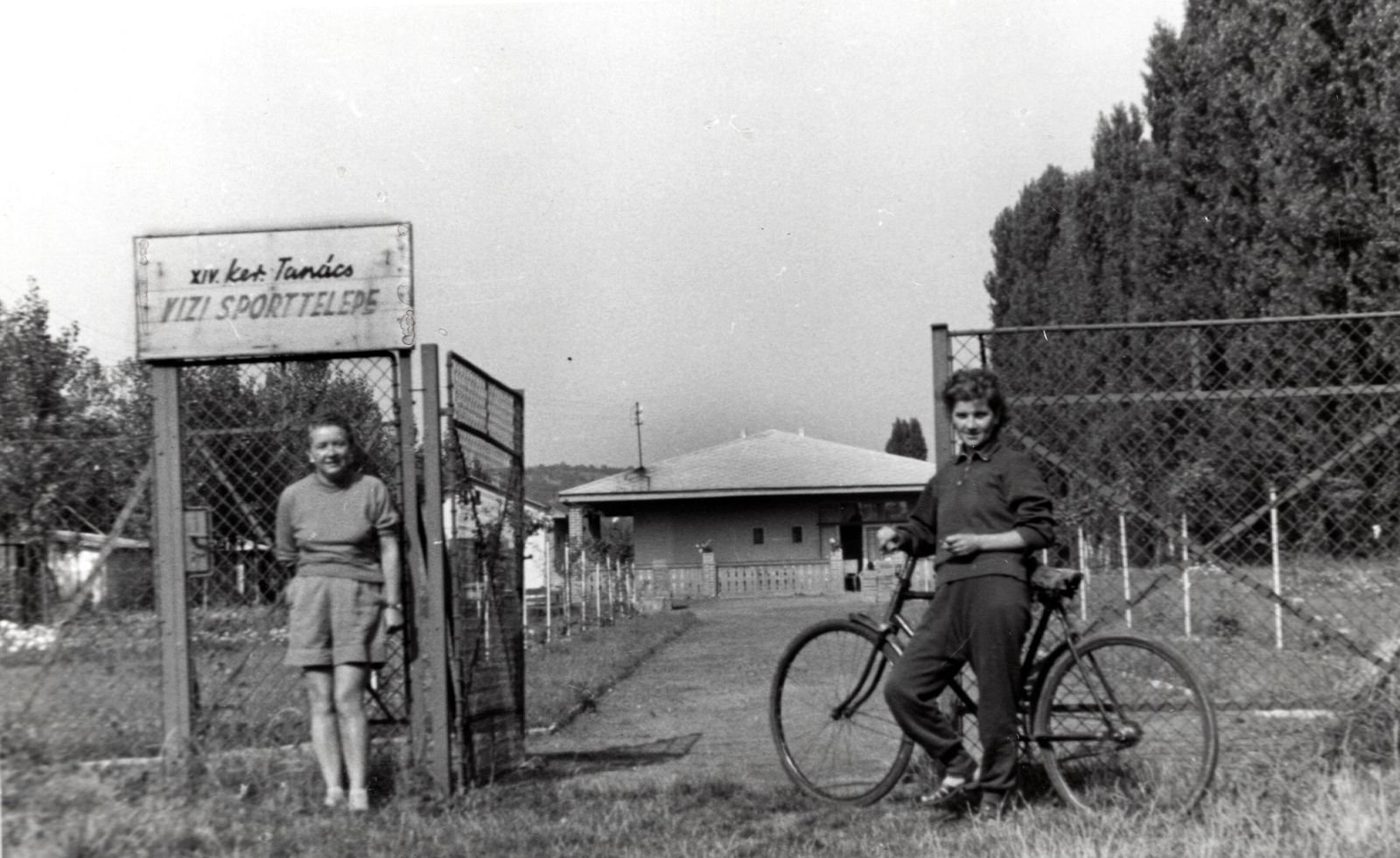 Magyarország, Budapest III., Királyok (Vörös Hadsereg) útja 315., a XIV. kerületi Tanács üdülője a Kossuth Lajos üdülőpart felől nézve., 1955, Samodai József Zuglói Helytörténeti Műhely, kerékpár, Budapest, Fortepan #131962