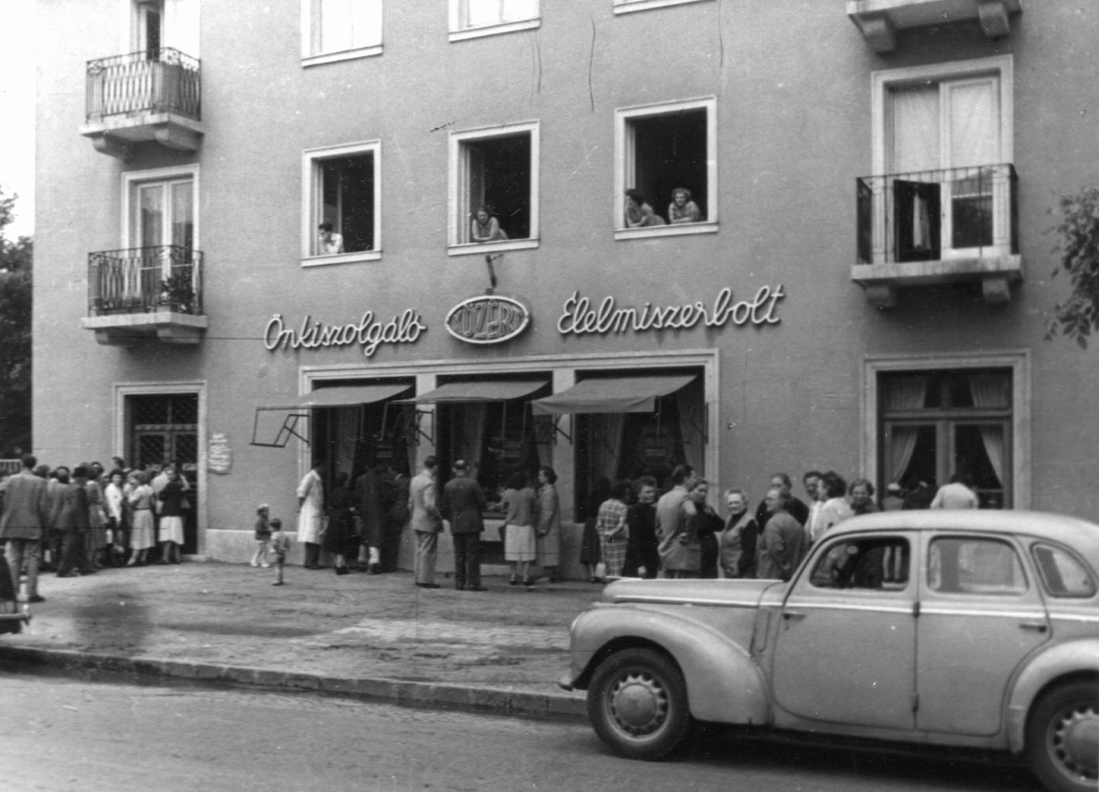 Hungary, Budapest XIV., Thököly út 128., a KÖZÉRT vállalat önkiszolgáló élelmiszerboltja., 1956, Samodai József Zuglói Helytörténeti Műhely, grocery store, self-serving restaurant, Budapest, Közért Company, standing in line, neon sign, Fortepan #131974