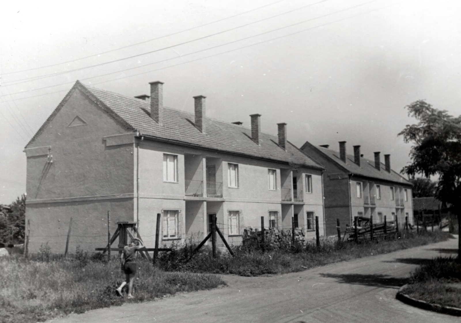 Hungary, Budapest XIV., Törökőr utcai házak az Újvilág utca sarkáról nézve., 1957, Samodai József Zuglói Helytörténeti Műhely, Budapest, chain-link fence, chimney, house, Fortepan #131976