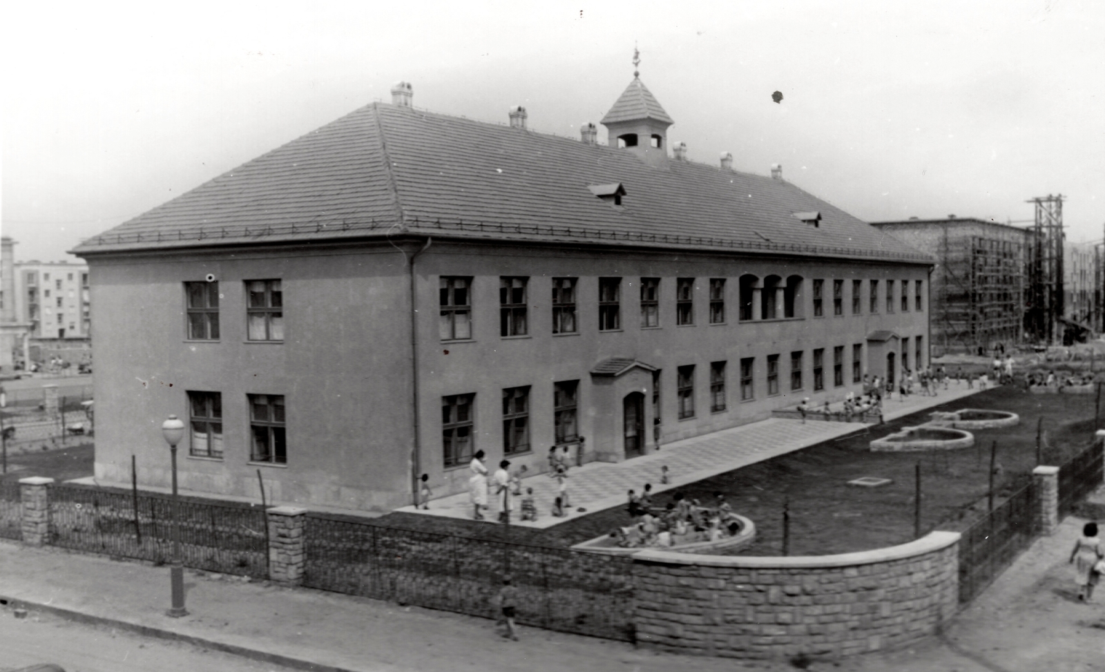 Hungary, Budapest XIV., Bolgárkertész (129.) utca - Szervián (929.) utca sarok, óvoda (később Óperenciás óvoda)., 1957, Samodai József Zuglói Helytörténeti Műhely, Budapest, public building, Fortepan #131978