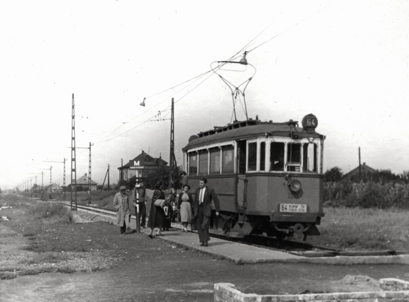Hungary, Budapest XIV., Vezér utca a Füredi utcáról nézve, a 64-es villamos-végállomása., 1956, Samodai József Zuglói Helytörténeti Műhely, tram, Budapest, public transport line number, pantograph, Fortepan #131981