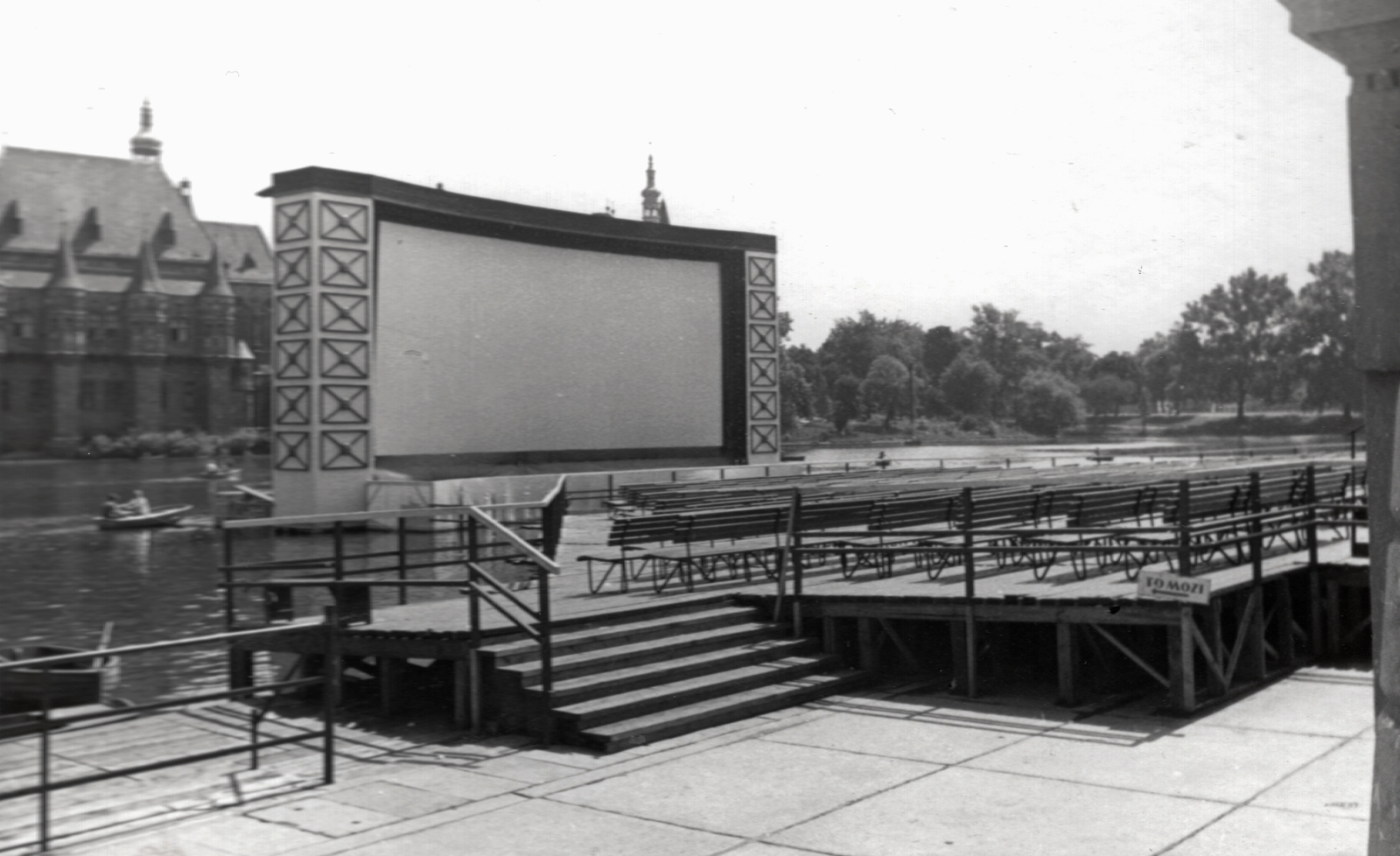 Hungary, Budapest XIV., csónakázótó, Tó mozi, háttérben Vajdahunyad vára., 1957, Samodai József Zuglói Helytörténeti Műhely, Budapest, outdoor cinema, Fortepan #131987