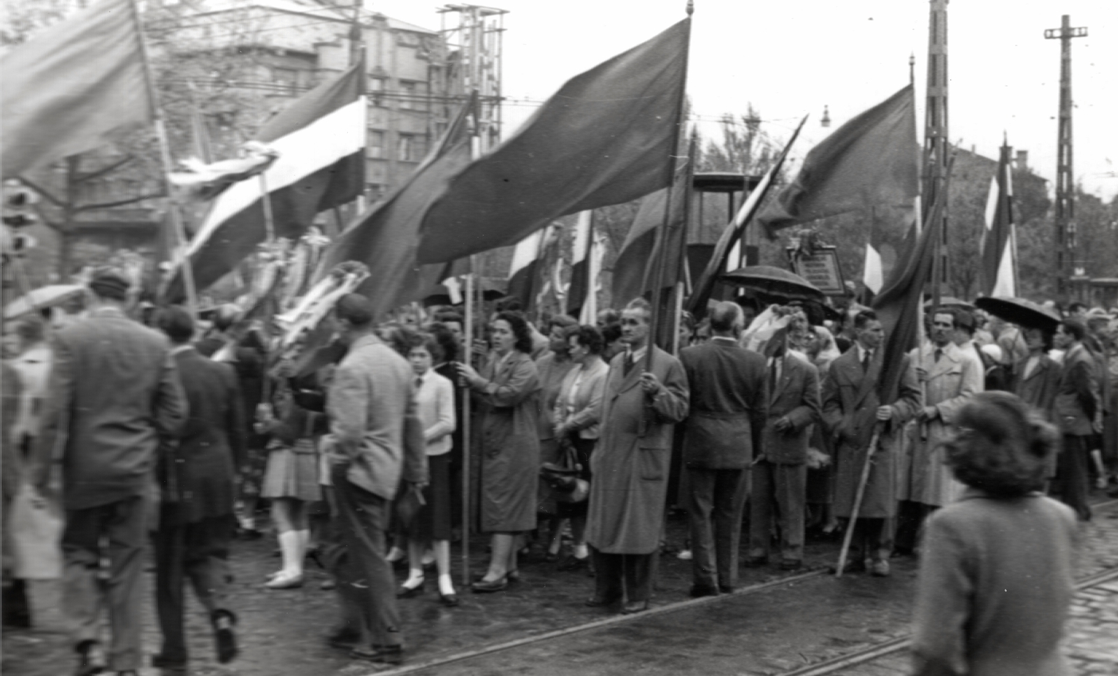 Hungary, Budapest XIV., Thököly út - Hungária körút kereszteződése, a háttérben szemben a Hungária körút 123. számú ház. Május 1-i felvonulók., 1957, Samodai József Zuglói Helytörténeti Műhely, Budapest, flag, Fortepan #131989