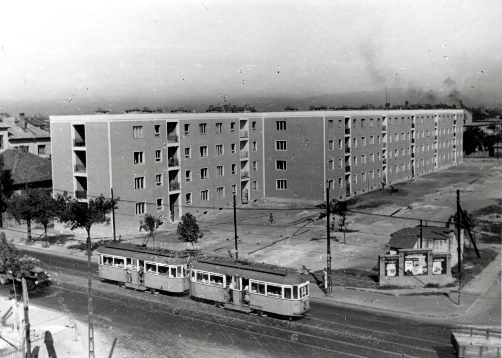 Magyarország, Budapest XIV., Thököly út - Róna utca sarok, a lakótelep első 128 lakásos tömbje., 1957, Samodai József Zuglói Helytörténeti Műhely, villamos, Budapest, lakótelep, Fortepan #131994