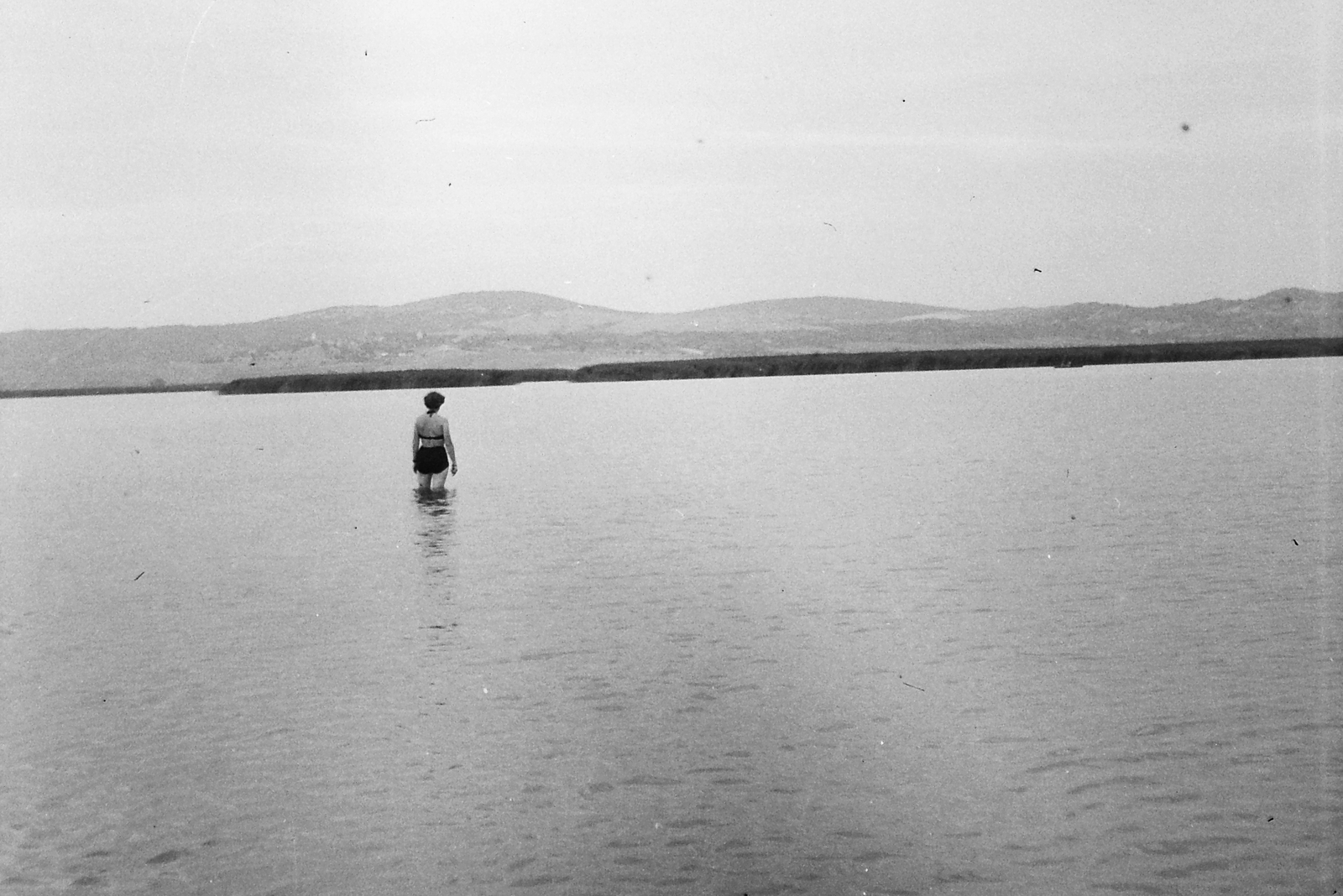 Hungary, Lake Velence, Gárdonynál., 1950, Gyöngyi, bathing suit, lake, Fortepan #13201