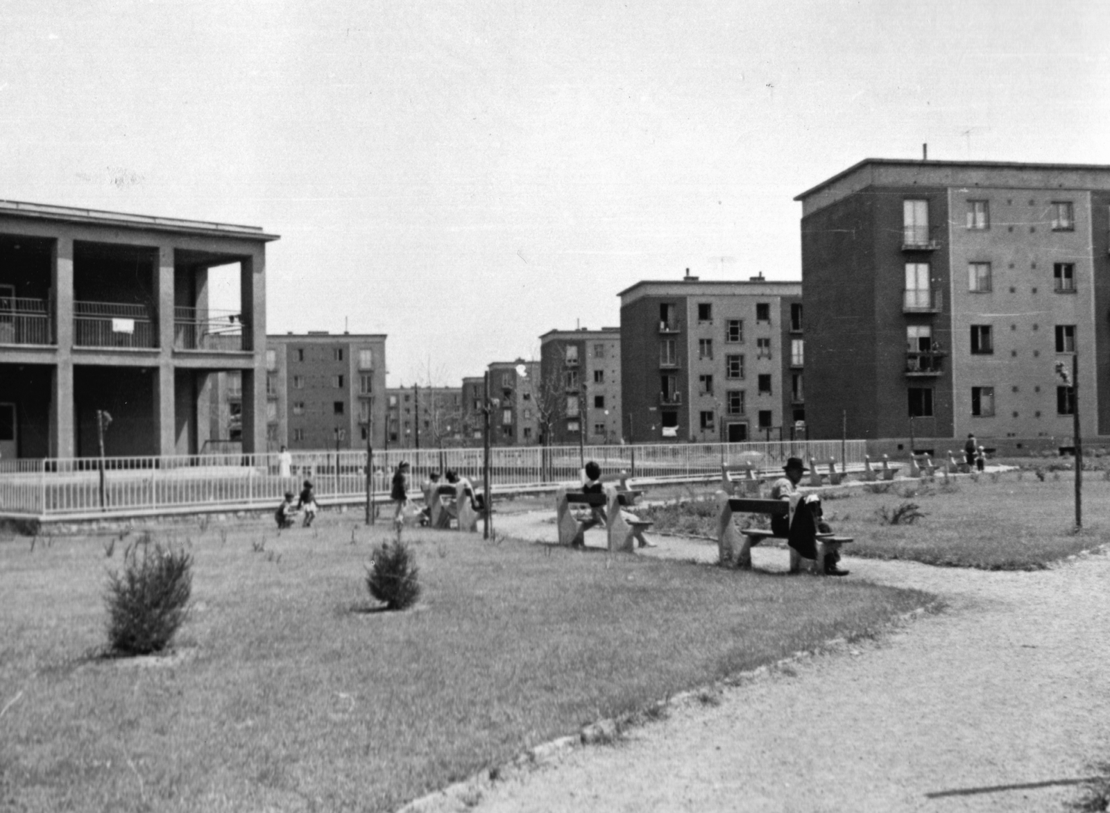 Hungary, Budapest XIV., a Bánki Donát park épületei a Róna utca irányából nézve., 1960, Samodai József Zuglói Helytörténeti Műhely, Budapest, rest area, blocks, Fortepan #132017