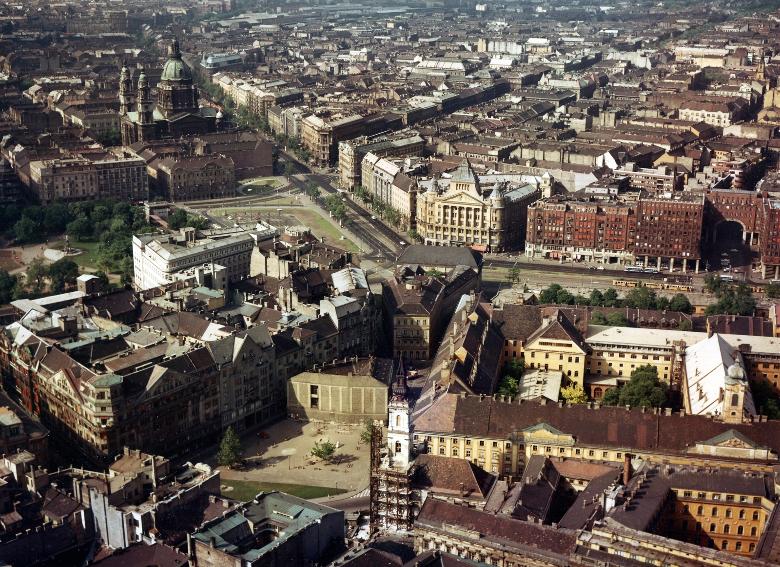 Hungary, Budapest V.,Budapest VI.,Budapest VII., légifotó, középpontban az Erzsébet (Engels) tér és a Deák Ferenc tér. Előtérben lent a Szervita (Martinelli) téren a Belvárosi Szent Anna-templom (szervita templom), középen az Anker-ház, balra fent a Szent István-bazilika., 1966, Kecskés András, aerial photo, basilica, Budapest, colorful, Fortepan #132035