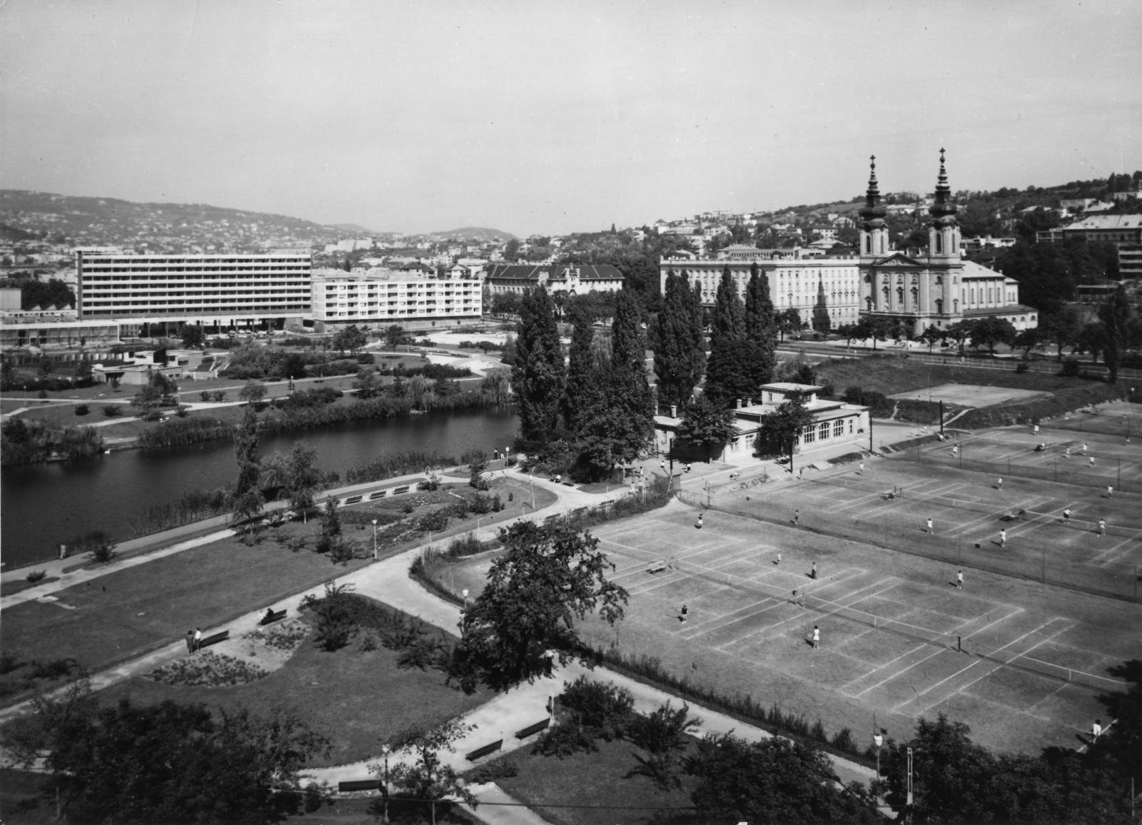 Magyarország, Budapest XI., Feneketlen-tó és környéke. Jobbra az MTK teniszpályái, szemben a Szent Imre-templom, balra a Sport (később Flamenco) szálló., 1970, Kecskés András, gimnázium, teniszpálya, Budapest, madártávlat, Fortepan #132036