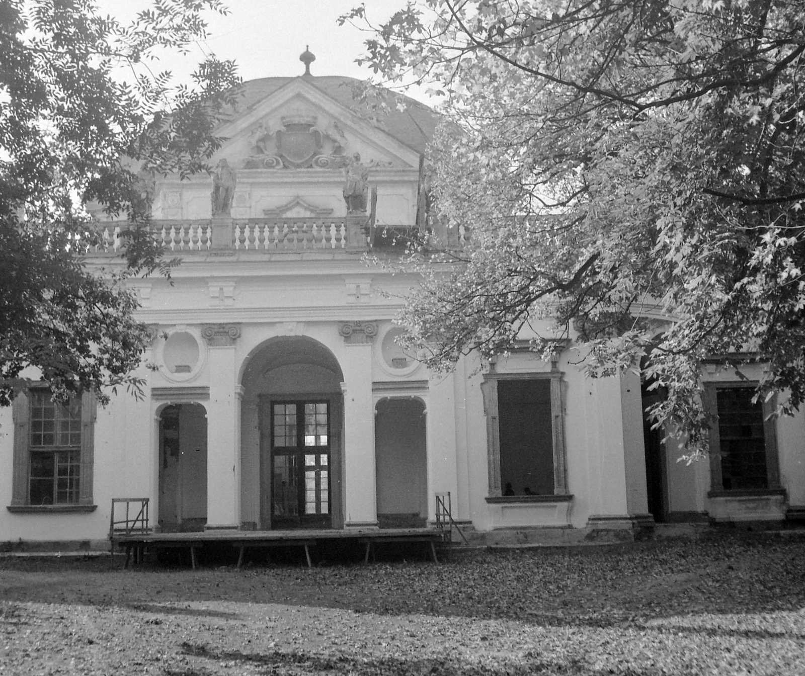 Hungary, Ráckeve, Savoyai-kastély., 1970, Gyöngyi, Baroque-style, crest, mansion, pediment, Johann Lucas von Hildebrandt-design, Fortepan #13205