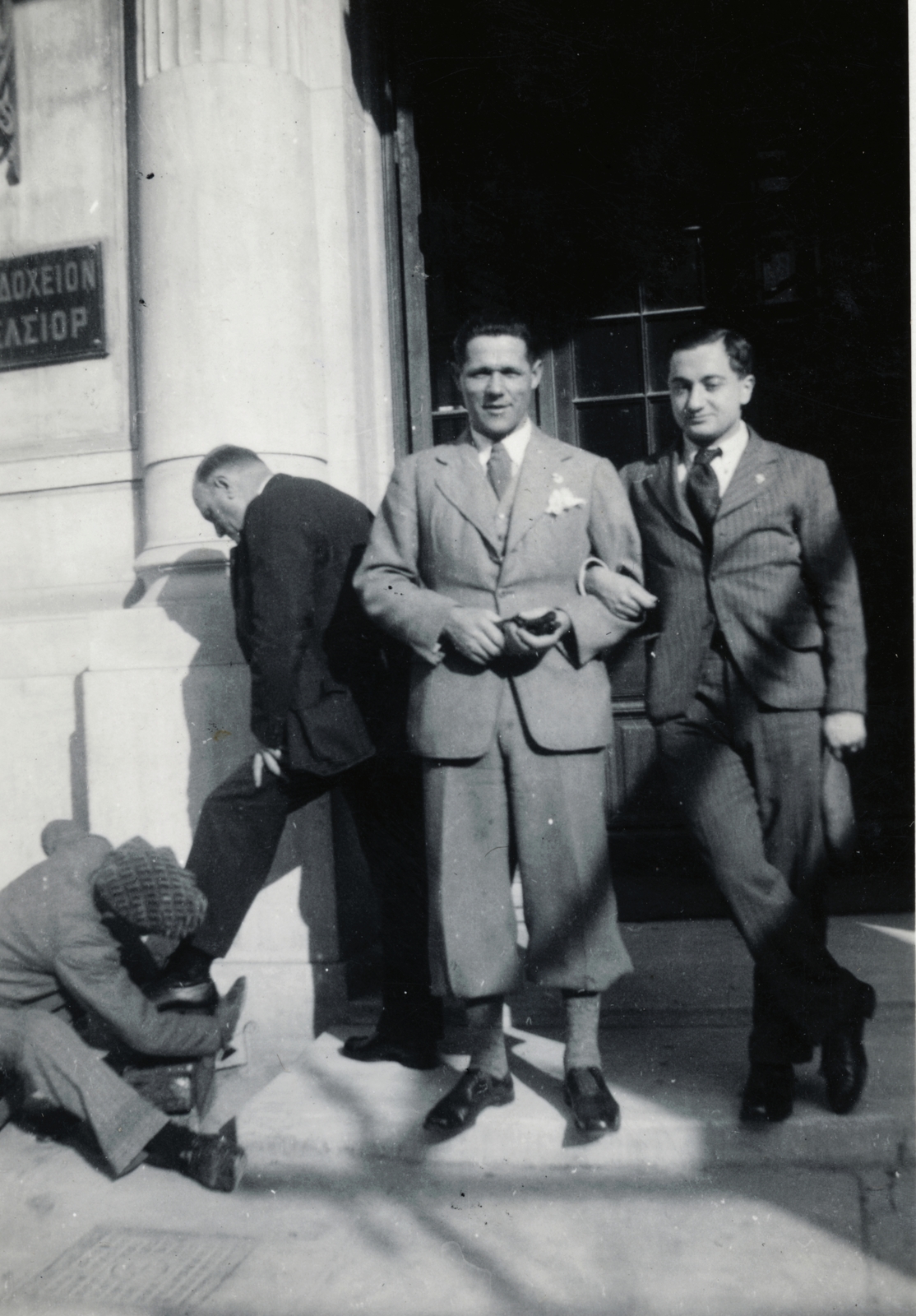 Greece, Athens, 1932, Paczolay család, shoe polishing, Greek alphabet, tradie, Fortepan #132055