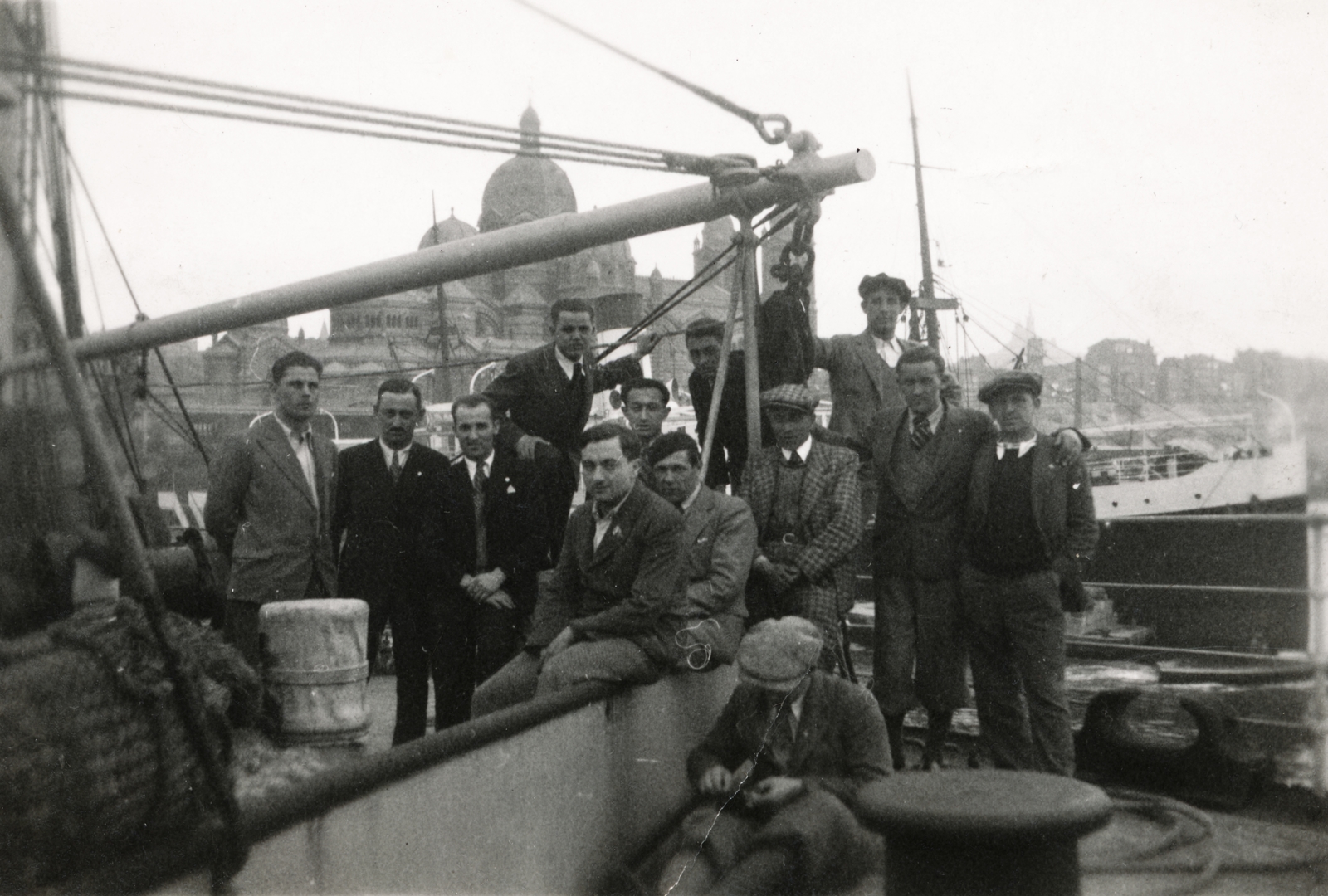 France, Marseille, kikötő, háttérben a székesegyház (Cathédrale La Major)., 1932, Paczolay család, tableau, port, mooring bollard, Fortepan #132062