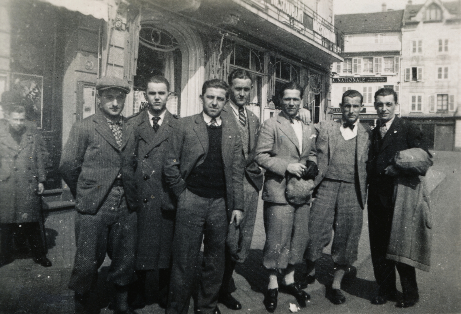France, Colmar, Avenue de la République a Rue Stanislas felé nézve., 1932, Paczolay család, tableau, hat in hand, coat draped over arm, Fortepan #132063