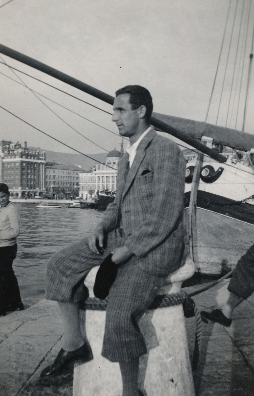 Italy, Trieste, kikötő, háttérben a világos épület a Palazzo Carciotti., 1932, Paczolay család, port, breech, mooring bollard, Fortepan #132065