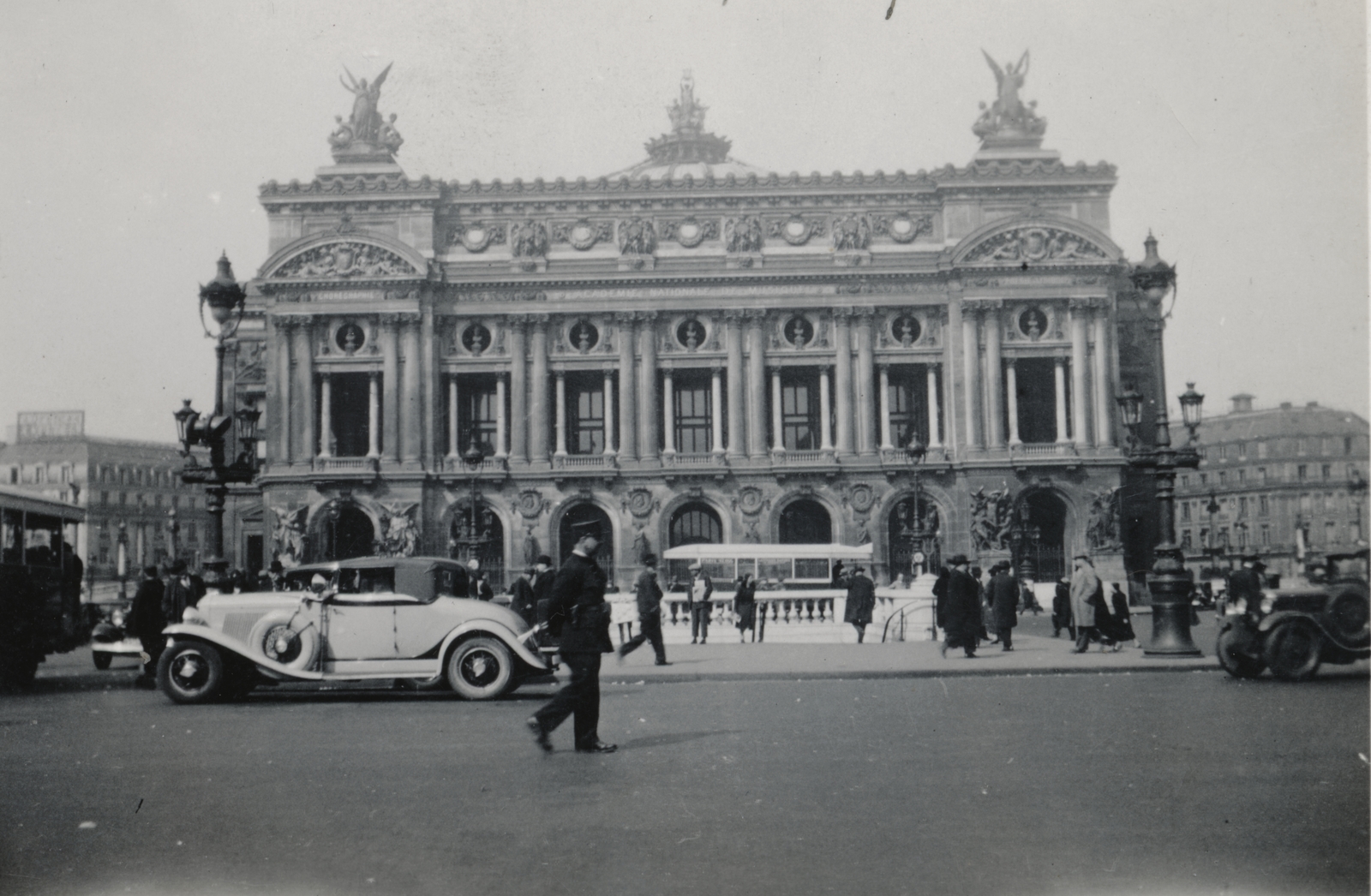 France, Paris, Opera (Palais Garnier)., 1932, Paczolay család, cop, automobile, Fortepan #132067