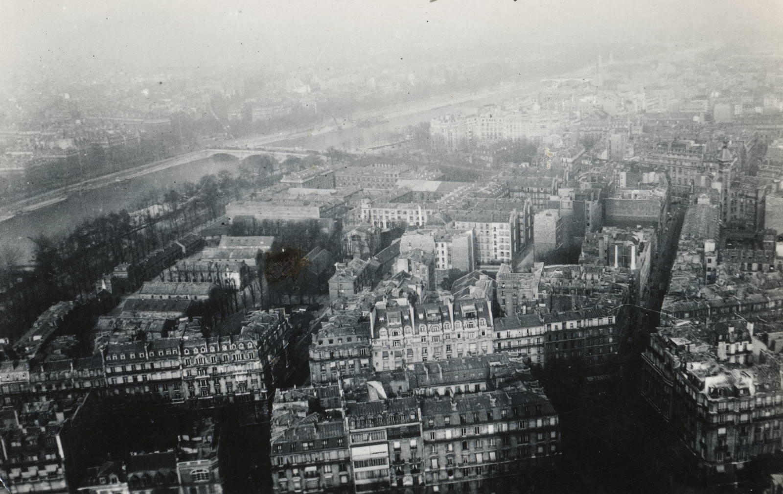 France, Paris, kilátás az Eiffel-toronyból a Szajna felé, előtérben az Alma híd (Pont de l&#39;Alma), a távolban az Invalidusok hídja és a III. Sándor híd., 1932, Paczolay család, roof, Fortepan #132069