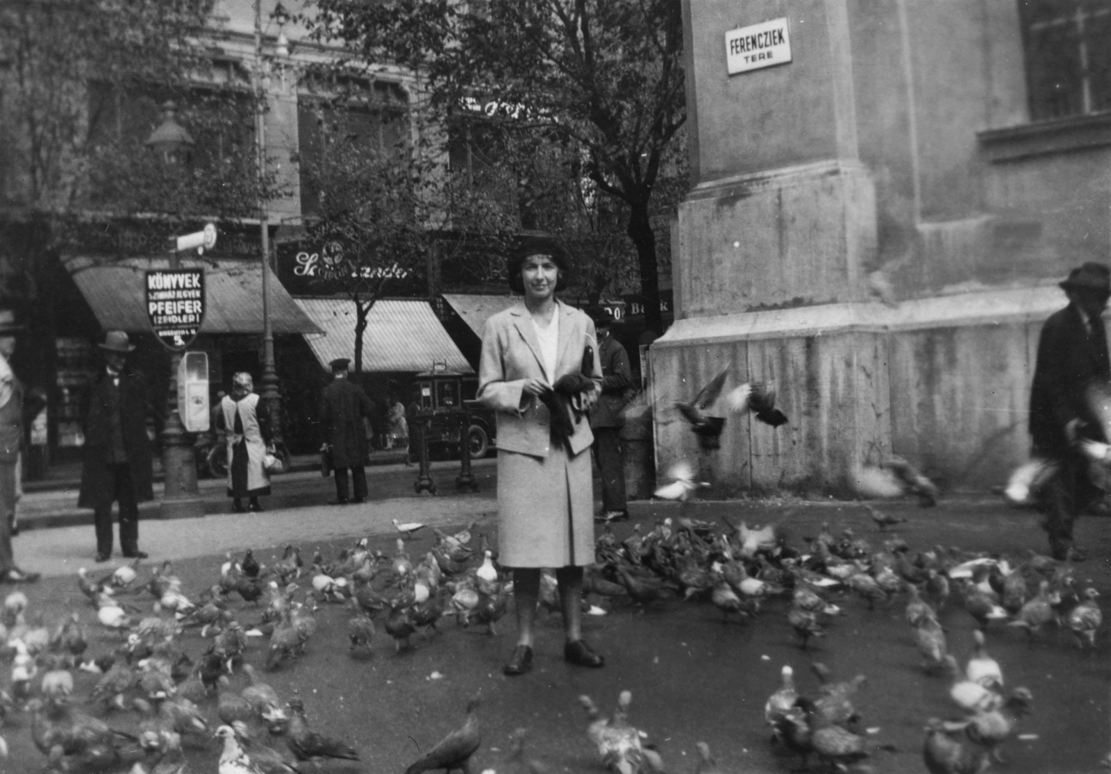Magyarország, Budapest V., Ferenciek tere, jobbra a Belvárosi Ferences templom, háttérben a Kossuth Lajos utca 2/b., 1935, Paczolay család, buszmegálló, galamb, szemetes, utcanévtábla, Budapest, Fortepan #132081