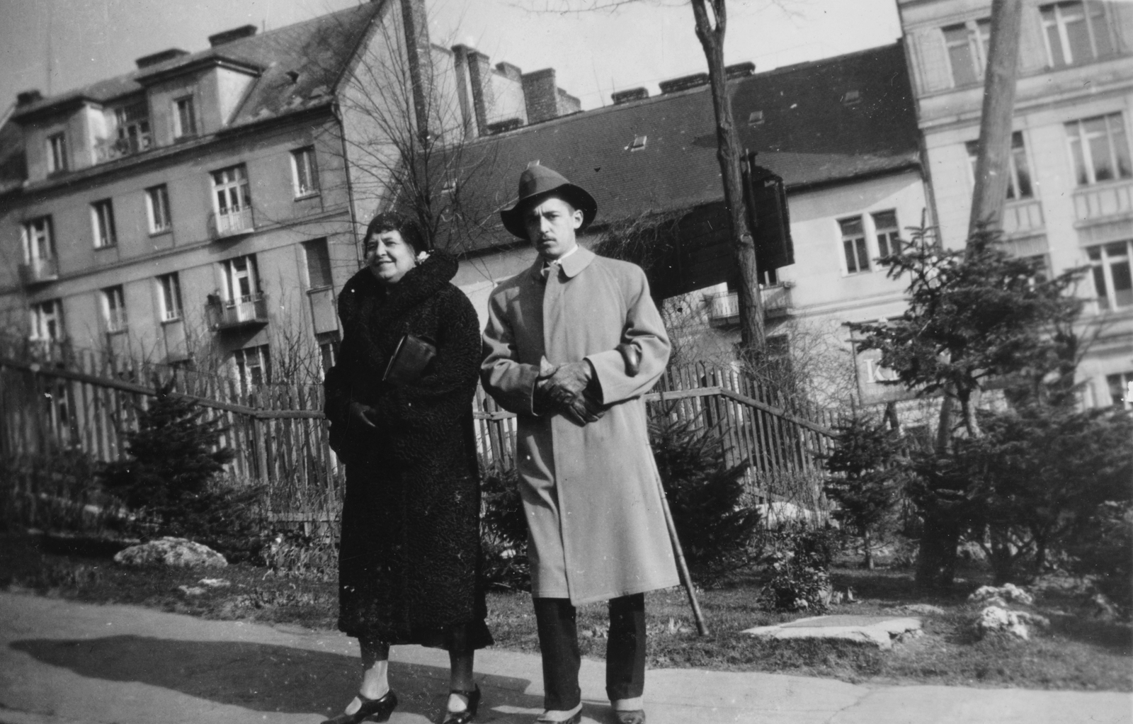 Magyarország, Budapest XI., a felvétel a Mányoki út elején készült, háttérben a Bartók Béla (Horthy Miklós) úti házak hátsó homlokzata, a jobb oldalon a Ménesi út (Nagyboldogasszony útja) sarokháza. A Mányoki úti telkek még nincsenek beépítve., 1930, Paczolay család, bunda, Budapest, Fortepan #132086