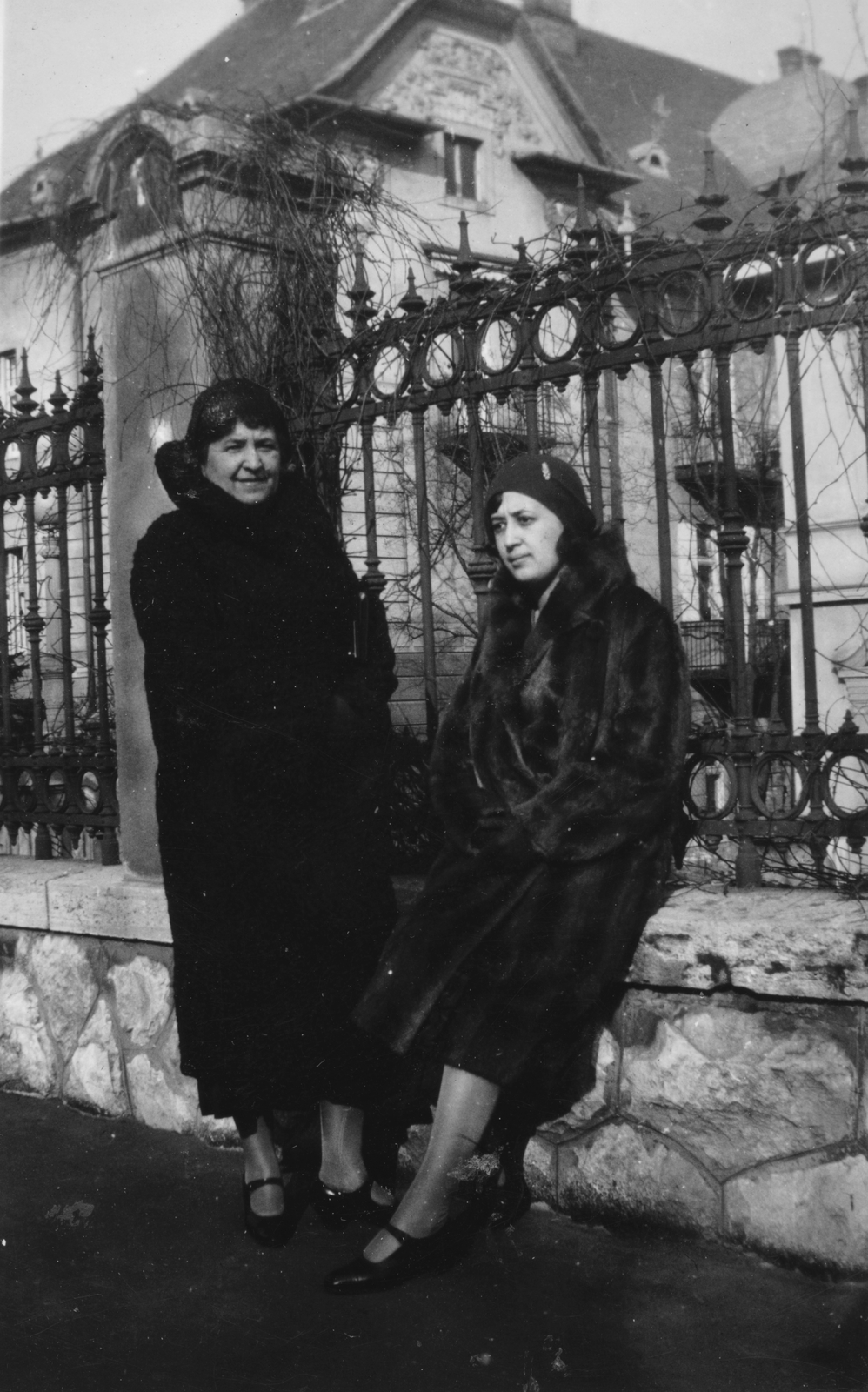 Hungary, Budapest XI., Mányoki út 16., 1930, Paczolay család, fur coat, Budapest, sitting on a wall, Fortepan #132087