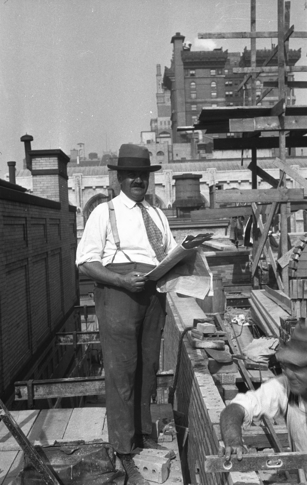 USA, New York, a Nyugati 52. utca a Nyugati 53. utca felé nézve, a felvétel az Ötödik sugárút sarkán álló Hickson épület építkezésén készült. háttérben középen a Szent Tamás-templom tetőzete látszik, mögötte a magasépület a Hotel Gotham., 1927, Sajó István, construction, Fortepan #132093