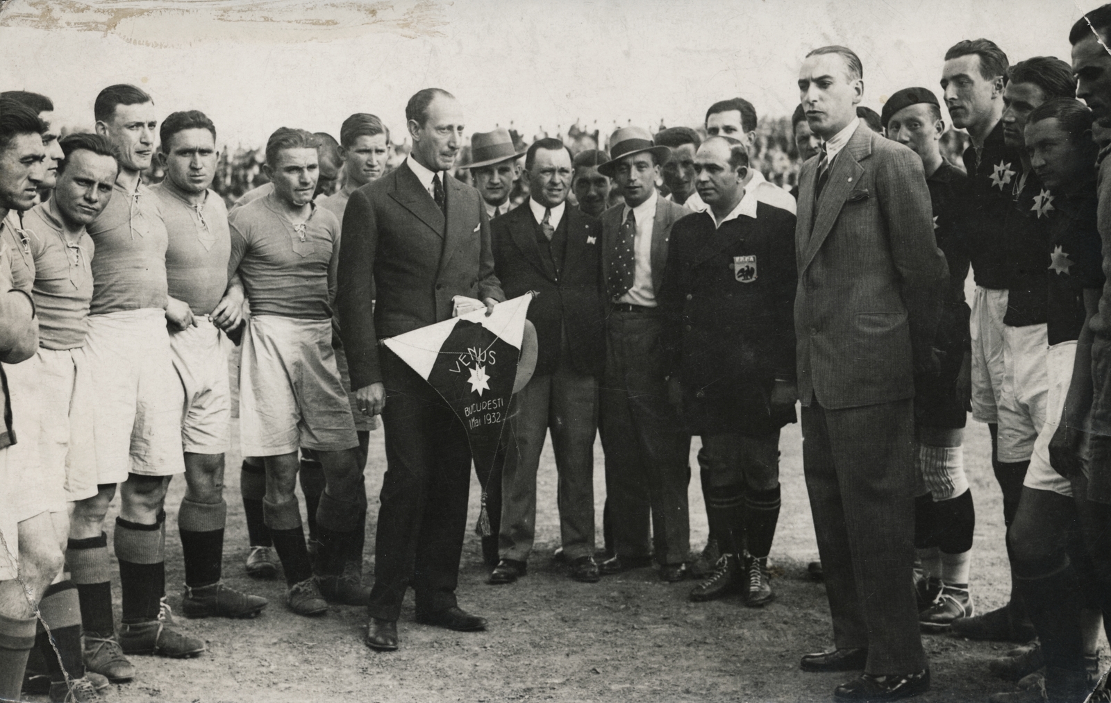 Romania, Bucharest, Venus Stadion (később a Parcul Venus), a felvétel a Bocskai FC - Venus București 2:1 (0:1) labdarúgó-mérkőzés alkalmával készült, 1932. május 1-én. Balra a házigazdáktól kapott zászlóval Sajó István építész, a Bocskai FC társelnöke., 1932, Sajó István, flag, soccer team, sport jersey, Fortepan #132096