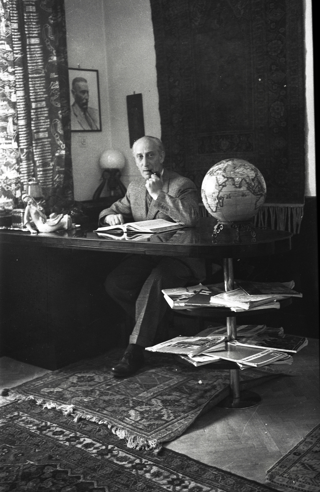 Hungary, Debrecen, Vásáry István utca 8. Sajó István építész otthonában, saját tervezésű íróasztalánál., 1949, Sajó István, portrait, interior, Fortepan #132101