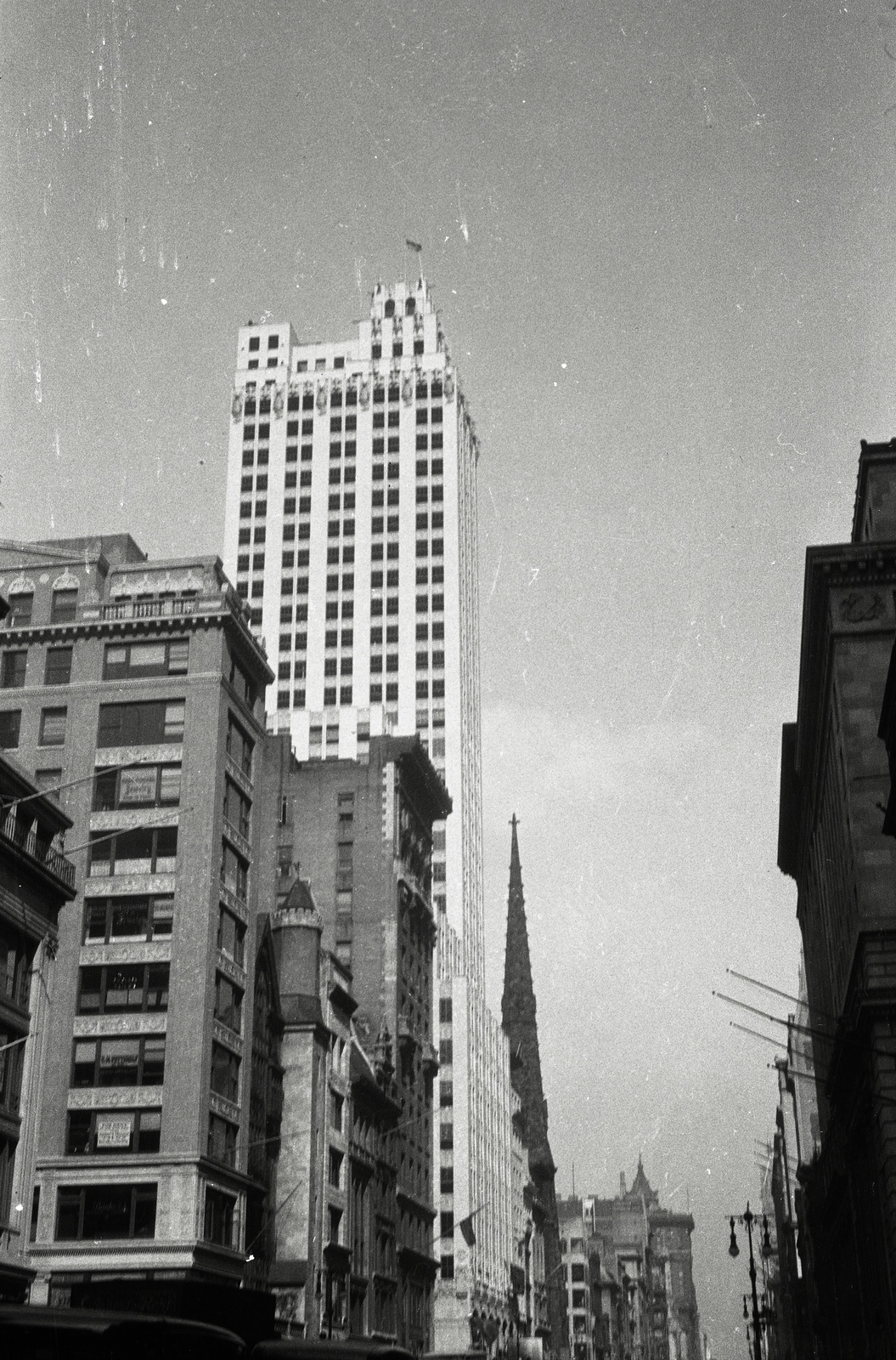 Amerikai Egyesült Államok, New York, Ötödik sugárút, balra a Nyugati 46. utca torkolata, háttérben az Ötödik sugárút 580 számú felhőkarcoló (később The World Diamond Tower), mögötte az Szent Miklós holland protestáns templom tornya., 1927, Sajó István, felhőkarcoló, Fortepan #132108