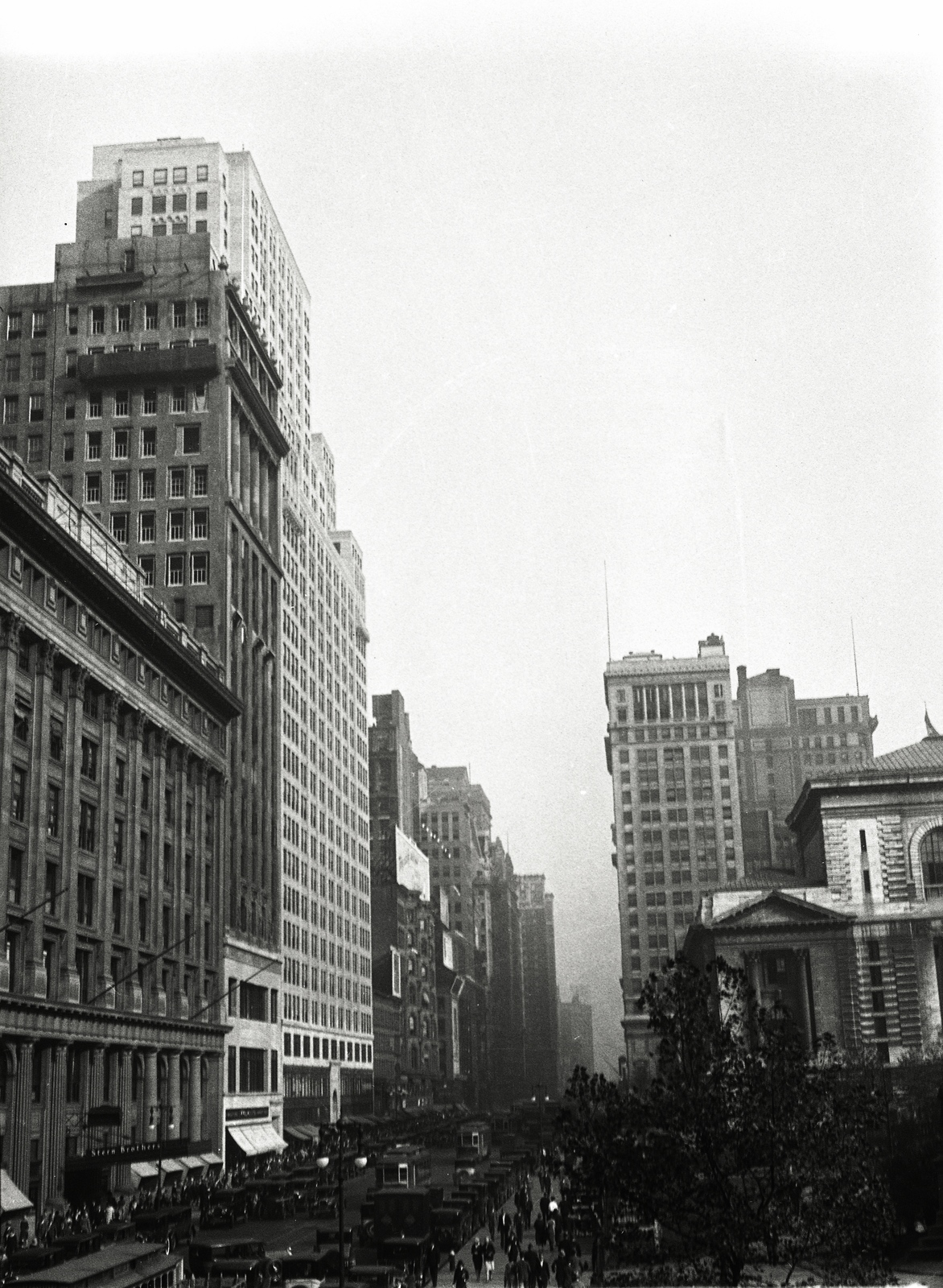 Amerikai Egyesült Államok, New York, Nyugati 42. utca az Ötödik sugárút felé nézve, középen a Salmon Tower épület, jobb szélen a Bryant Park és a New York-i közkönyvtár., 1927, Sajó István, Fortepan #132109