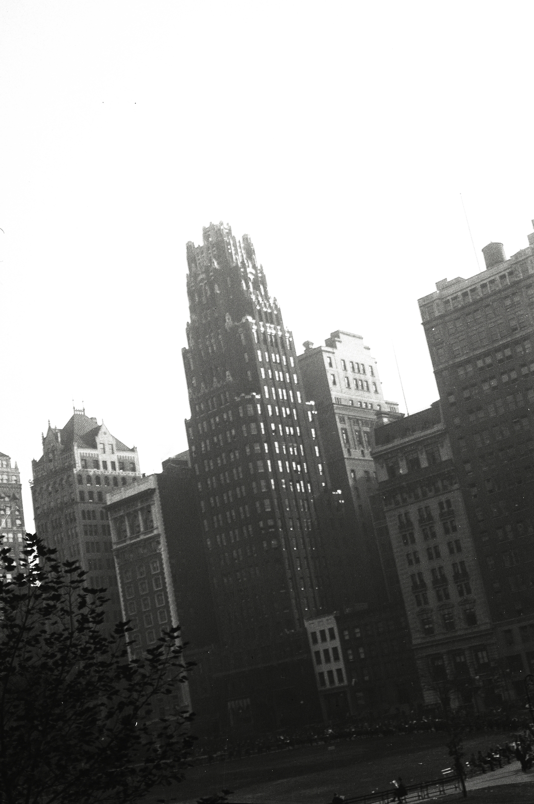 USA, New York, Nyugati 42. utca a Nyugati 40. utca felé nézve, előtérben a Bryant Park, középen a American Radiator épület (később Bryant Park Hotel)., 1927, Sajó István, high-rise building, Fortepan #132111