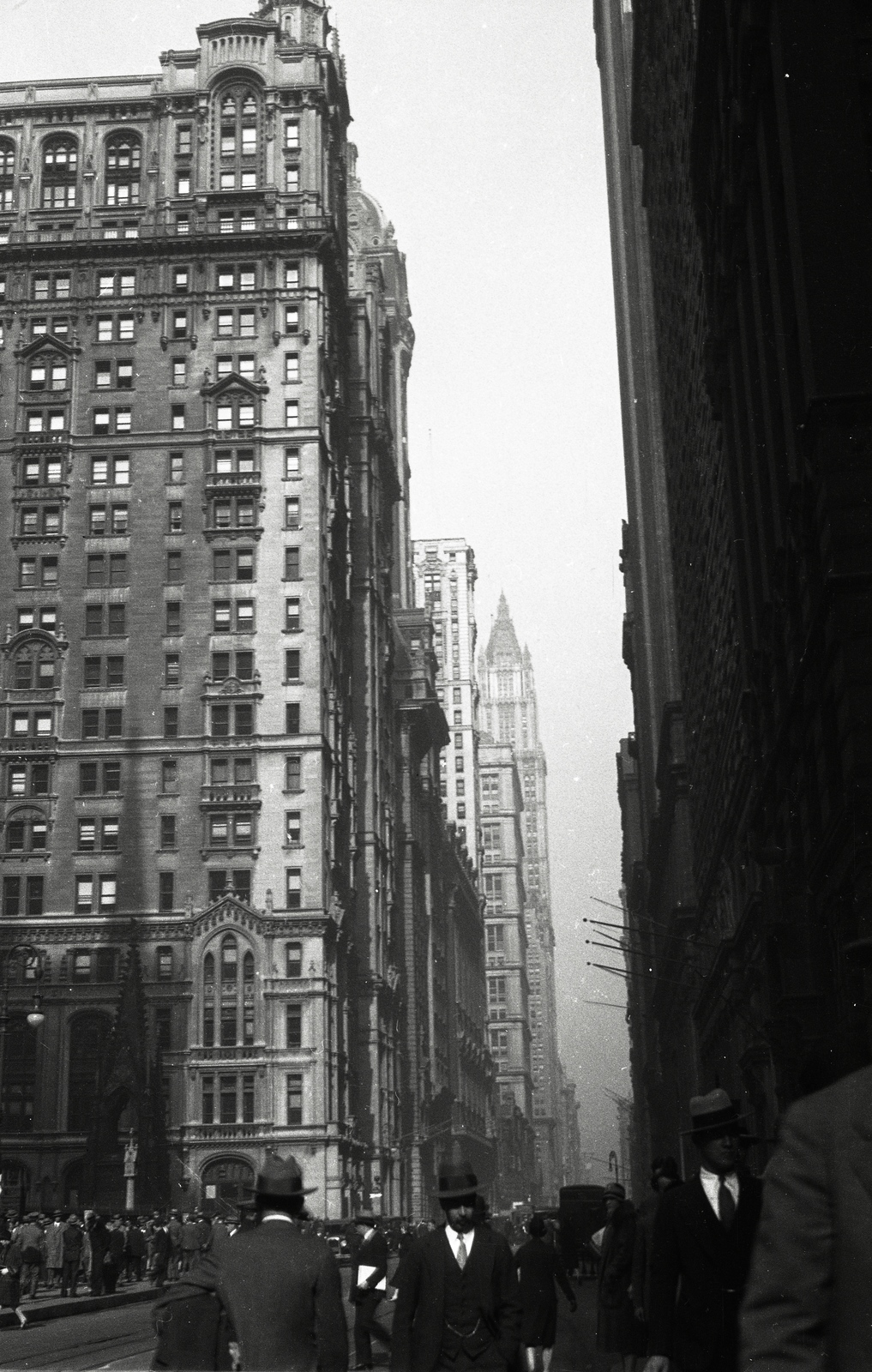 Amerikai Egyesült Államok, New York, Broadway a Wall Street torkolatától nézve, szemben balra a Trinity épület (Broadway 111.)., 1927, Sajó István, felhőkarcoló, Fortepan #132116