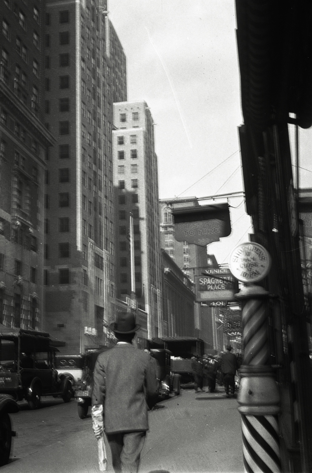 USA, New York, a Lexington Avenue a Keleti 42. és a Keleti 43. utca között, szemben a Graybar épület (a Grand Central vasútállomás fölé magasodó felhőkarcoló)., 1927, Sajó István, street view, Fortepan #132117