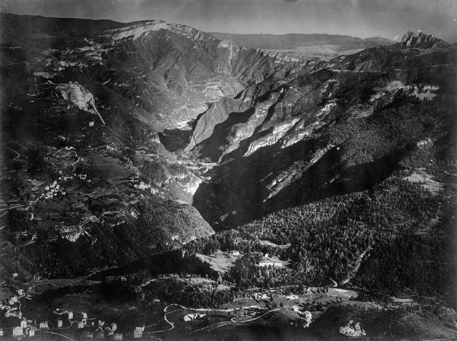 Italy, az Astico folyó völgye a Cornetto hegy felől nézve. A bal alsó sarokban Carbonare település, balra középen a Belvedere erőd világos tömbje látszik., 1916, Barják András, hilltop, Fortepan #132121