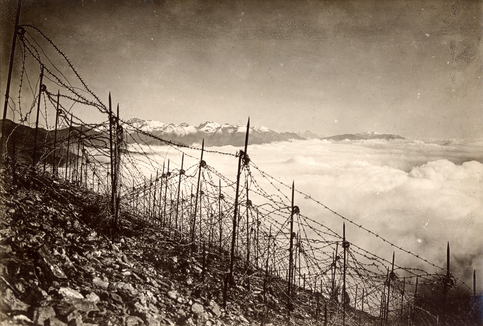 Italy, Valsugana (Sugana Völgy), háttérben a Cima d'Asta., 1916, Barják András, First World War, wire obstacle, Fortepan #132131